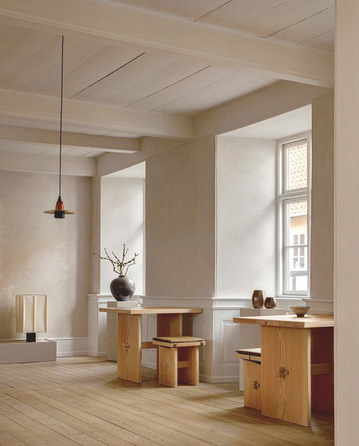 Hanglamp Filosof van Fripon. Tafellamp Christian+Jade. Houten meubels Vena Copenhagen. Op maat gemaakte kussens Bornholms Møbelpolstrer.