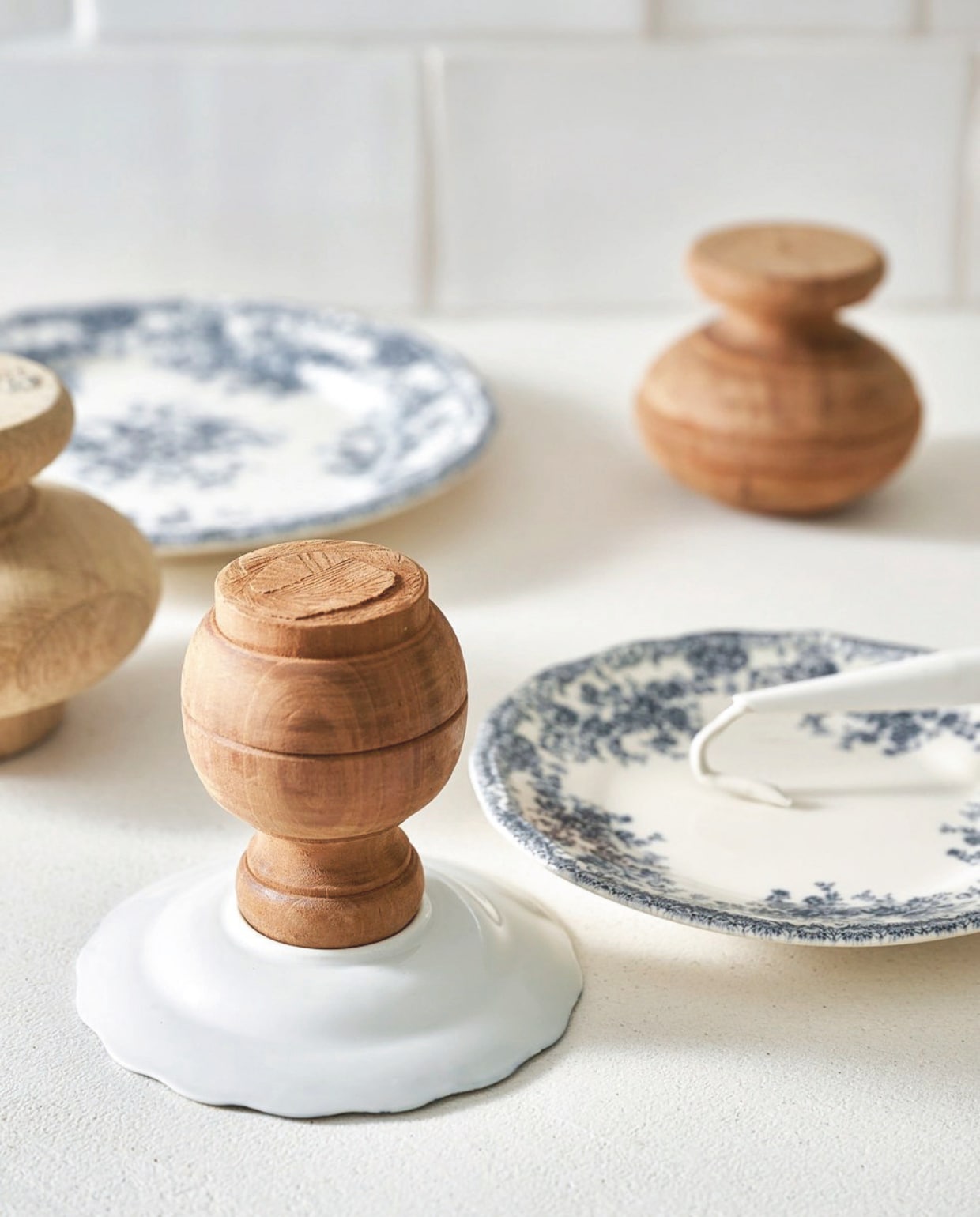 DIY woondecoratie met Delfts blauw vtwonen 5-2026 | Styling Kim van Rossenberg  |  Fotografie Sjoerd Eickmans