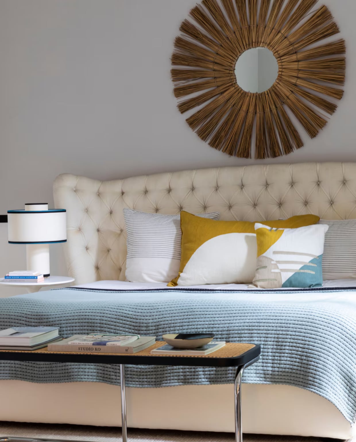 Bed Promemoria. Bijzettafels Knoll. Lampen, sprei en gestreept vloerkleed Maison Sarah Lavoine. Bankje The Socialite Family. Spiegel Honoré Décoration. Geel kussen Élitis, kussens met print uit Los Angeles. productie AC Scoffoni | styling Janina Krinke | fotografie Anne Catherine Scoffoni