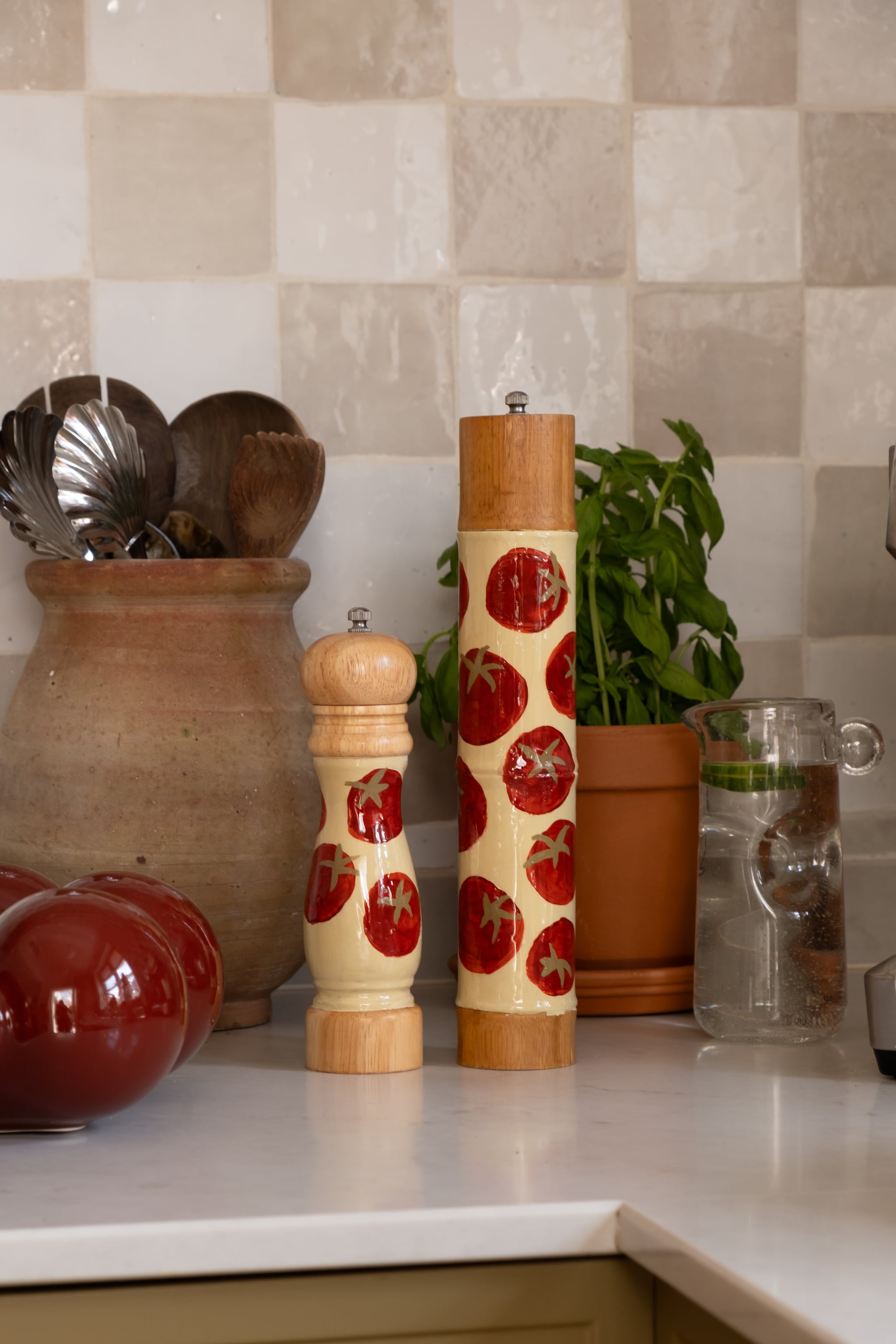 Karaf van OYOY via shop.vtwonen.nl. Terracotta pot kringloop.