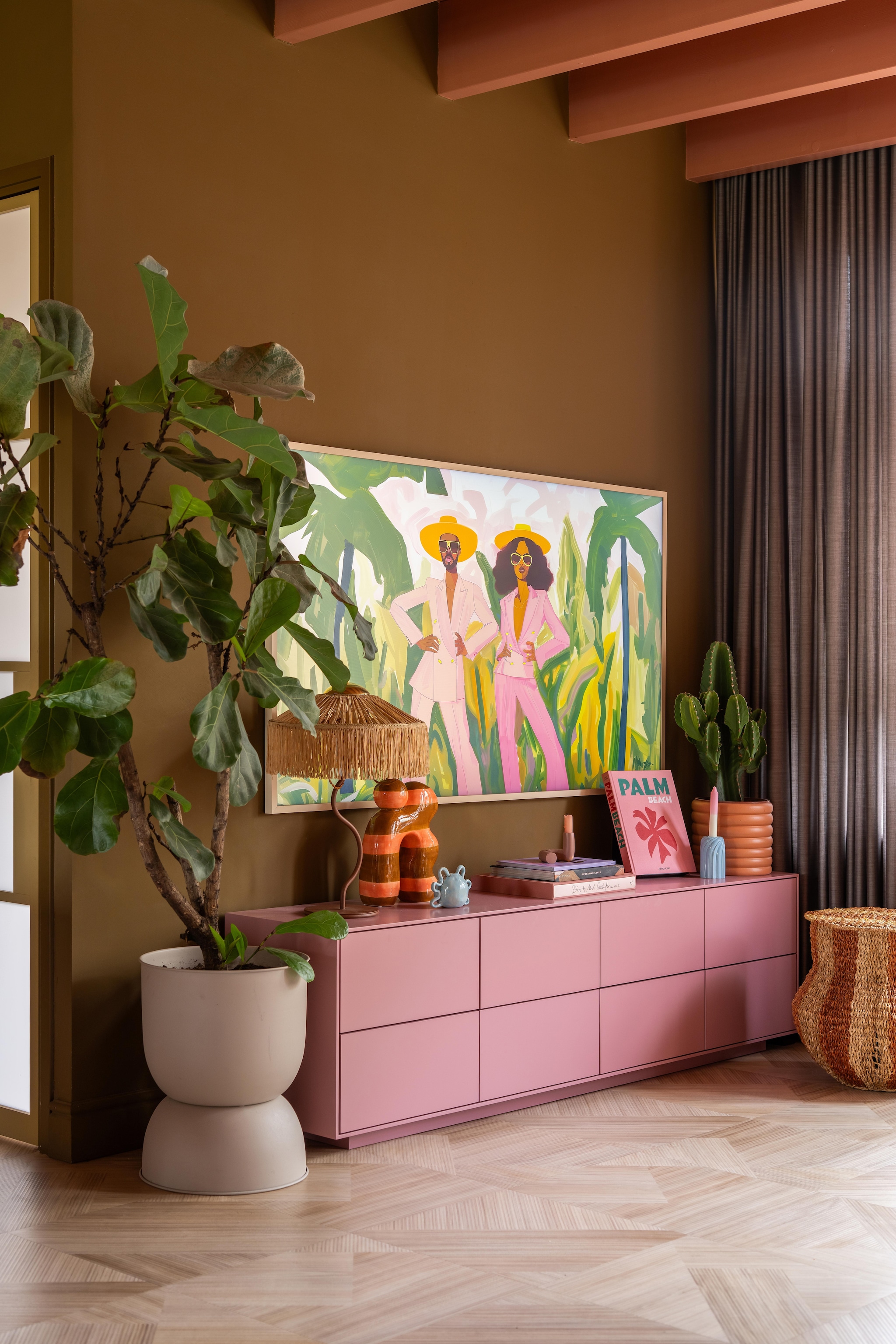 Muurkleur Mud Pot van Histor. Tv The Frame van Samsung. Kast Bommel Wonen. Lamp Honoré Déco. Oranje-bruin beeld Mica Decorations. Blauw vaasje zelf gemaakt. Kandelaars Nous Living en &Klevering. Pot By-Boo. Plant Plantsome. vtwonen 07-2026 | fotografie Lotte van Uittert