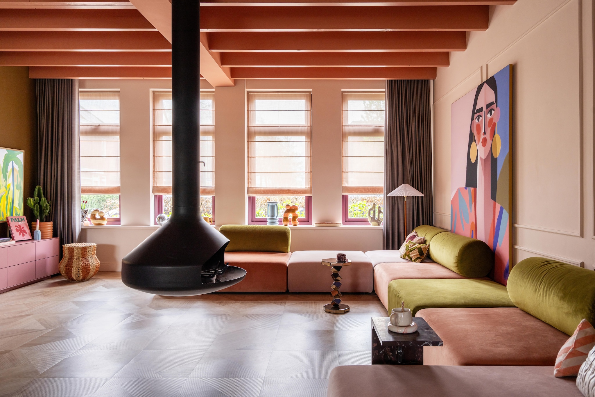 Hangende haard Ergofocus van Focus Création. Opbergmand en oranje bloempot Mica Decorations. Roze kast Bommel Wonen. Vloer Shades van Moduleo. Verfkleur kozijnen Black Lily, plafond Light Cherry Parade en wand Peach Pudding van Histor. Bank Zitmaxx. vtwonen 07-2026 | fotografie Lotte van Uittert