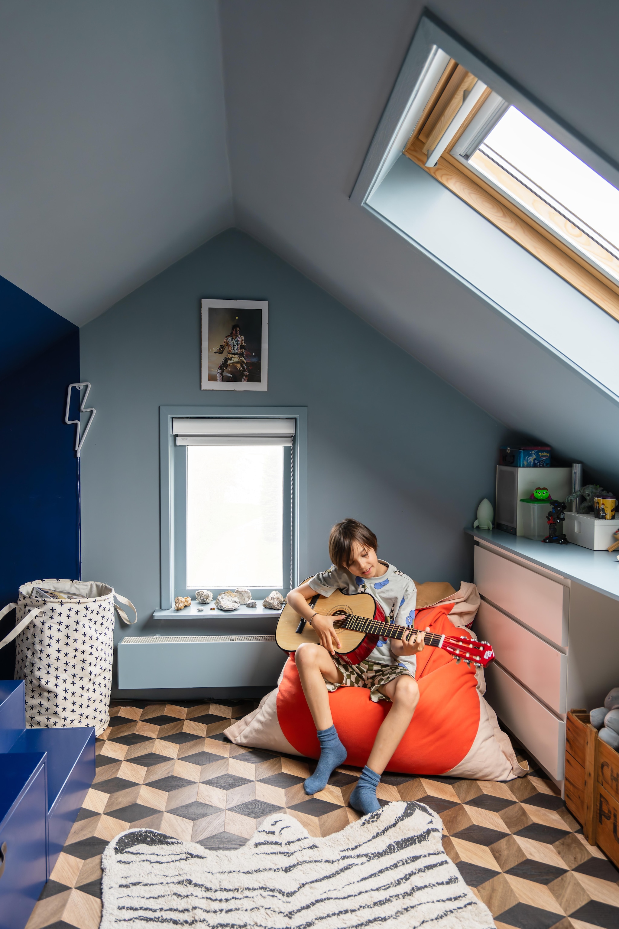 Verfkleuren Secret Spell en Symmetry van Histor. Bureau van ladekasten Ikea. Wasmand Wibra. Zitzak Fatboy. Kist uit Frankrijk. Vloer Moduleo. vtwonen 07-2026 | fotografie Lotte van Uittert