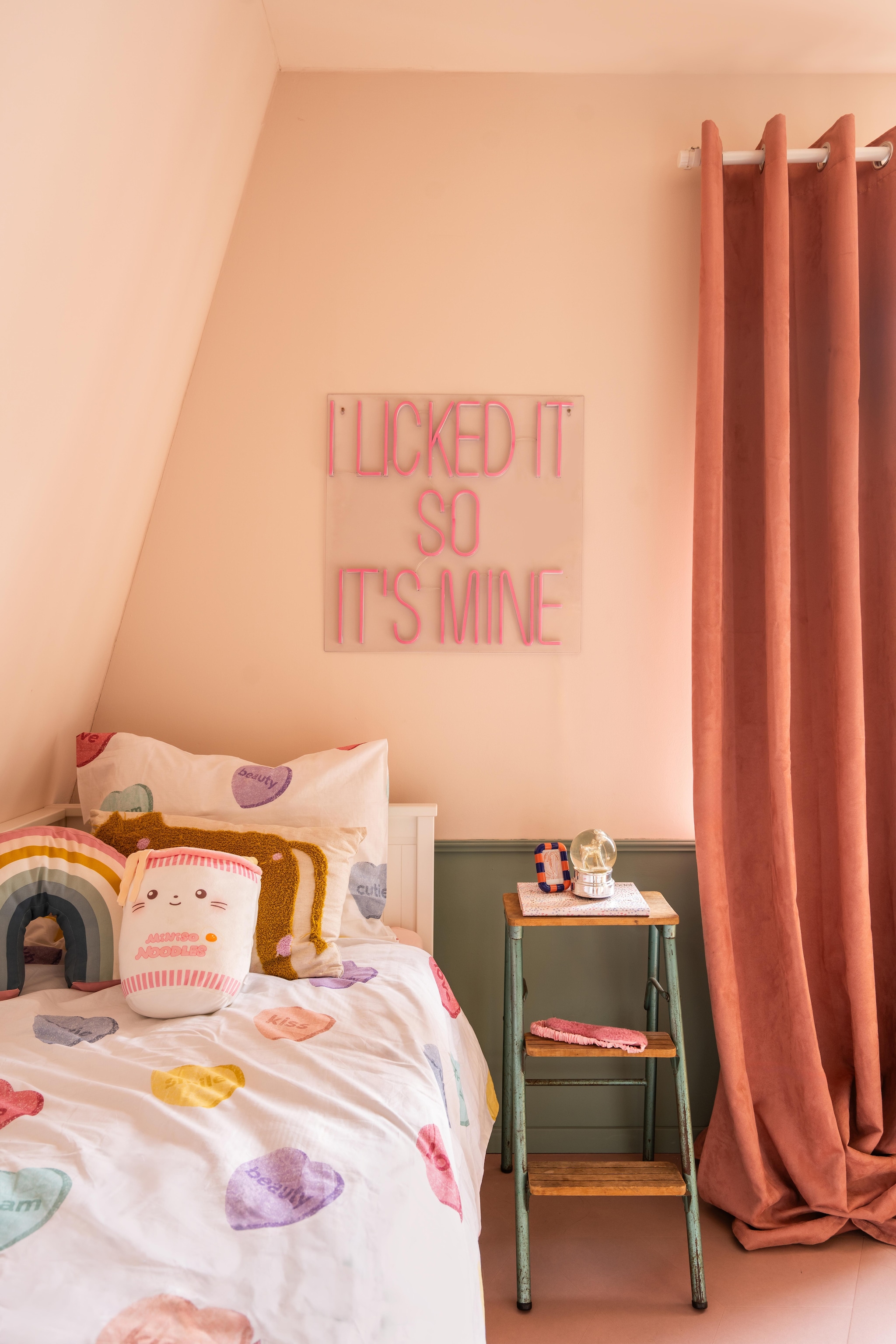 Lamp Neon It’s mine van Kwantum. Kruk vintage. Beddengoed Hema. Regenboogknuffel H&m Home. Japanse knuffel Miniso. vtwonen 07-2026 | fotografie Lotte van Uittert