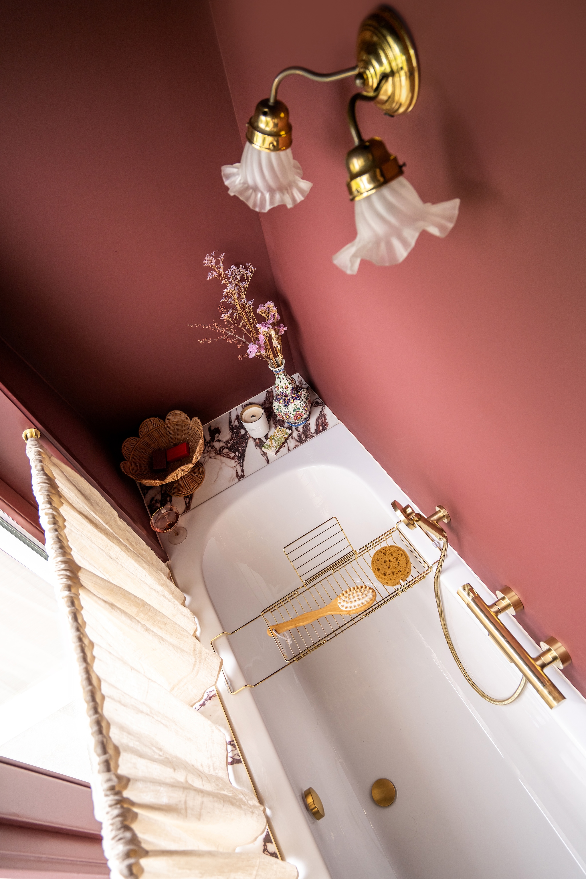 Bad en badkraan Brugman. Wandlamp Reliving. Badrek H&m Home. Schaal Bungalow. Vaas erfstuk. vtwonen 07-2026 | fotografie Lotte van Uittert