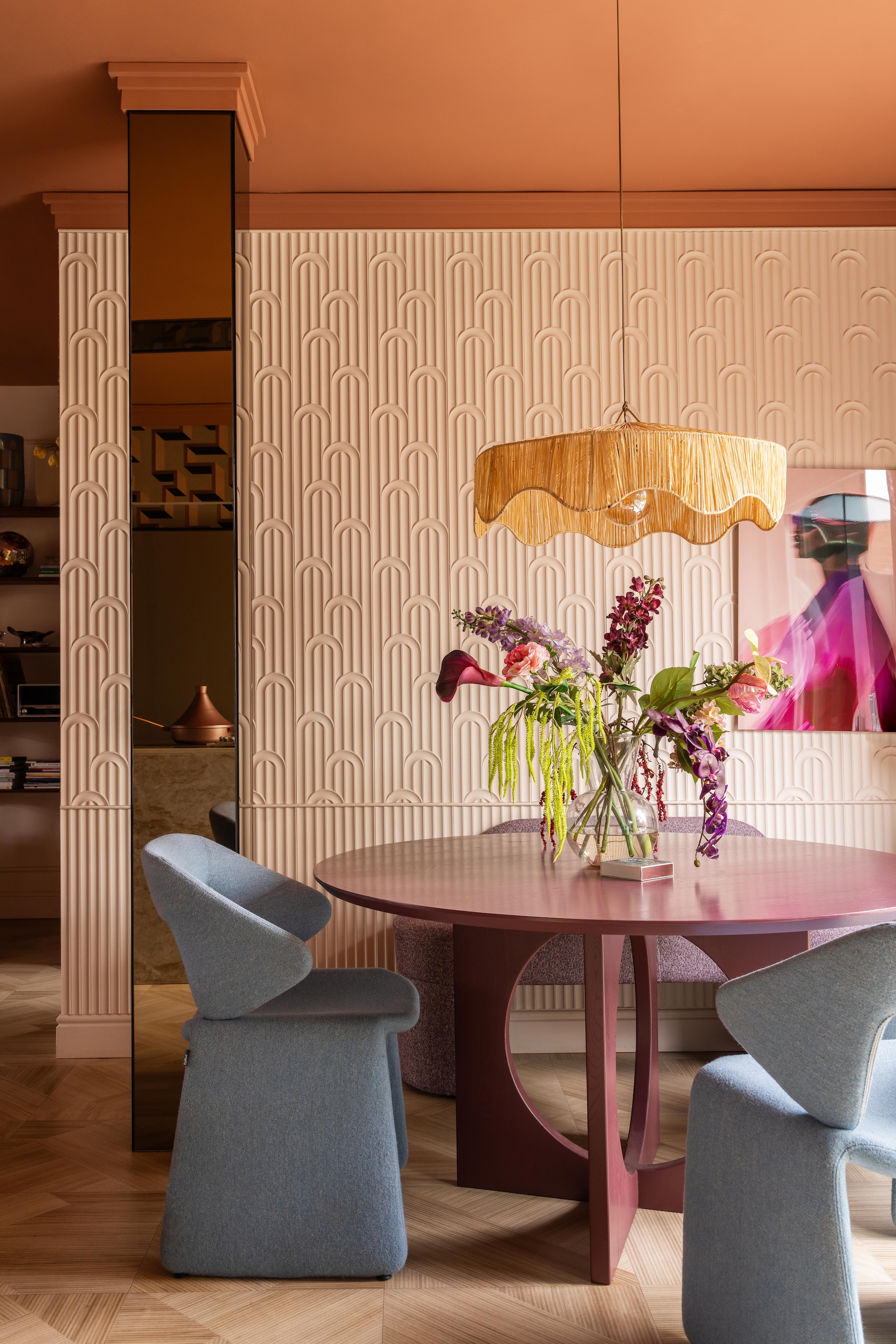 Wandpanelen Orac. Verfkleur Peach Pudding van Histor. Eettafel Ontwerpjetafel.nl x The Home Style Club. Stoelen Artifort. Bankje Nous Living via Wehkamp. Schilderij Carla Van Iersel via Werk aan de Muur. vtwonen 07-2026 | fotografie Lotte van Uittert