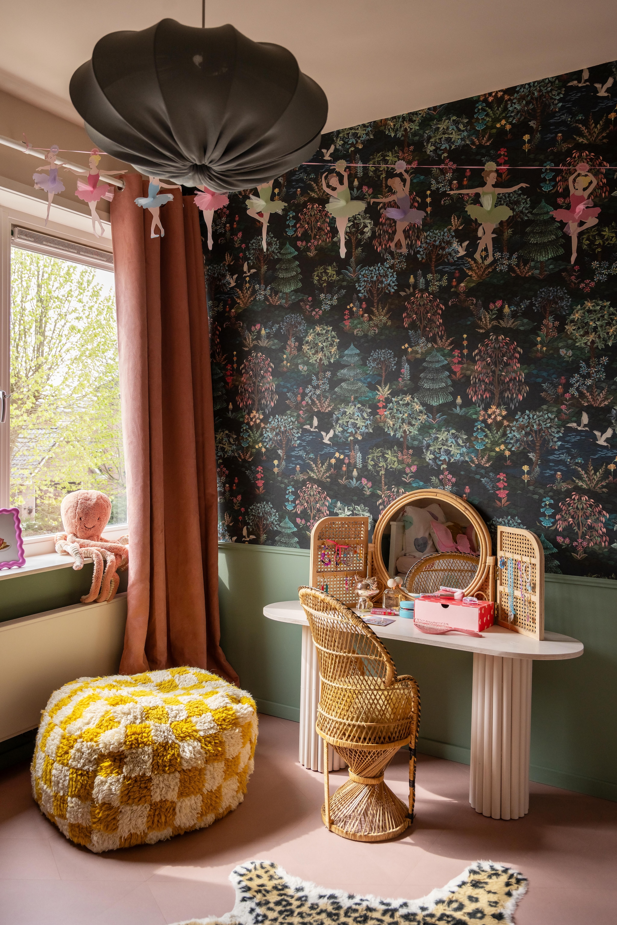 Behang Eijffinger. Verfkleur groen Days of Old en roze Peach Pudding van Histor. Vloer Moduleo. Zuilentafel met spiegel gemaakt door Sofies vader. Pauwentroon vintage. Poef Rozenkelim. Panterkleed Kwantum. Octopus Jellycat. Gordijn Ikea. Balletslinger Meri Meri. vtwonen 07-2026 | fotografie Lotte van Uittert