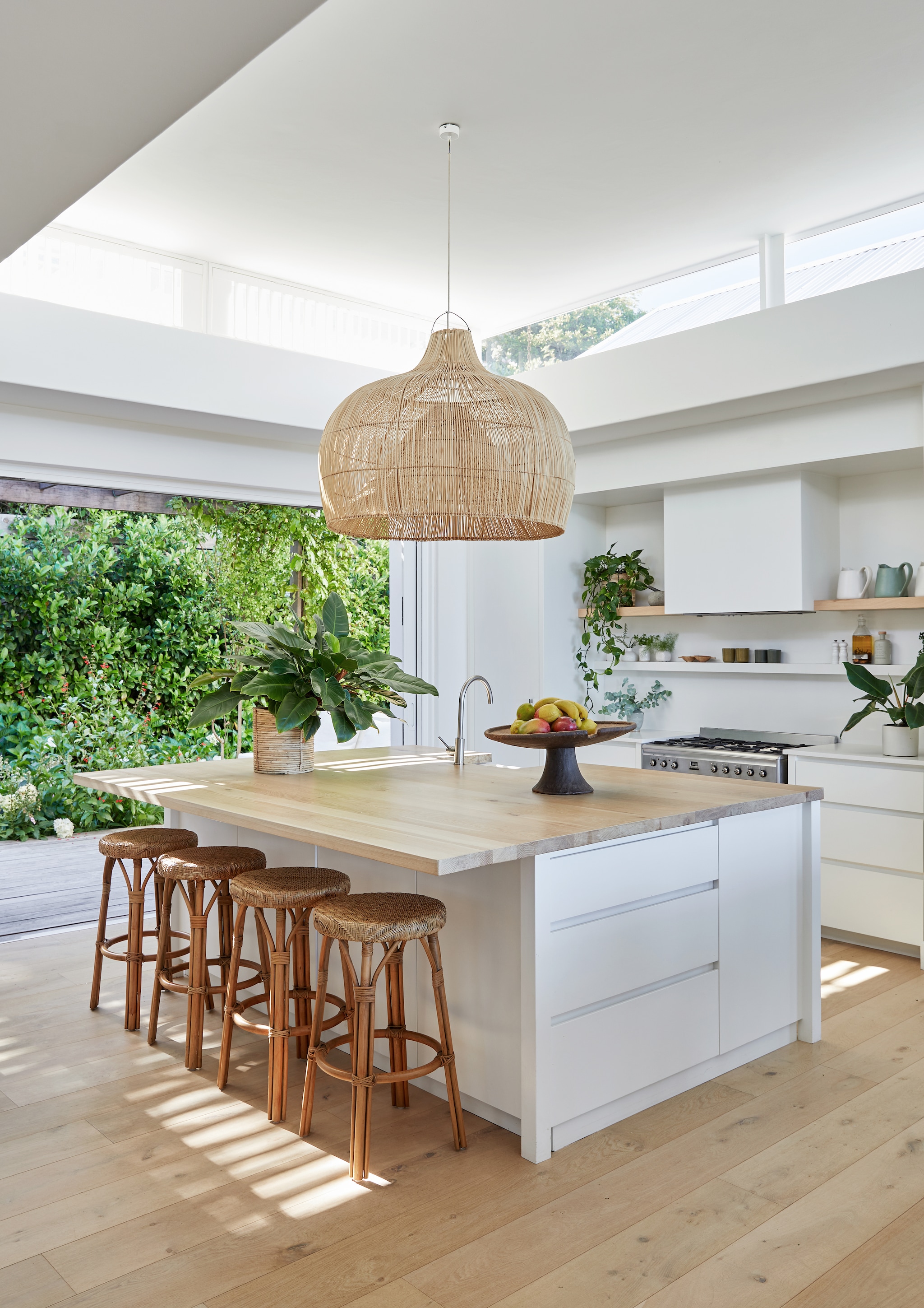 De keuken werd op maat gemaakt. Hanglamp Glow Lighting. Vergelijkbare krukken Sklum. Vergelijkbare fruitschaal Westerhuys. Wasemkap en fornuis Smeg. vtwonen Landelijk 08-2026 | fotografie Greg Cox
