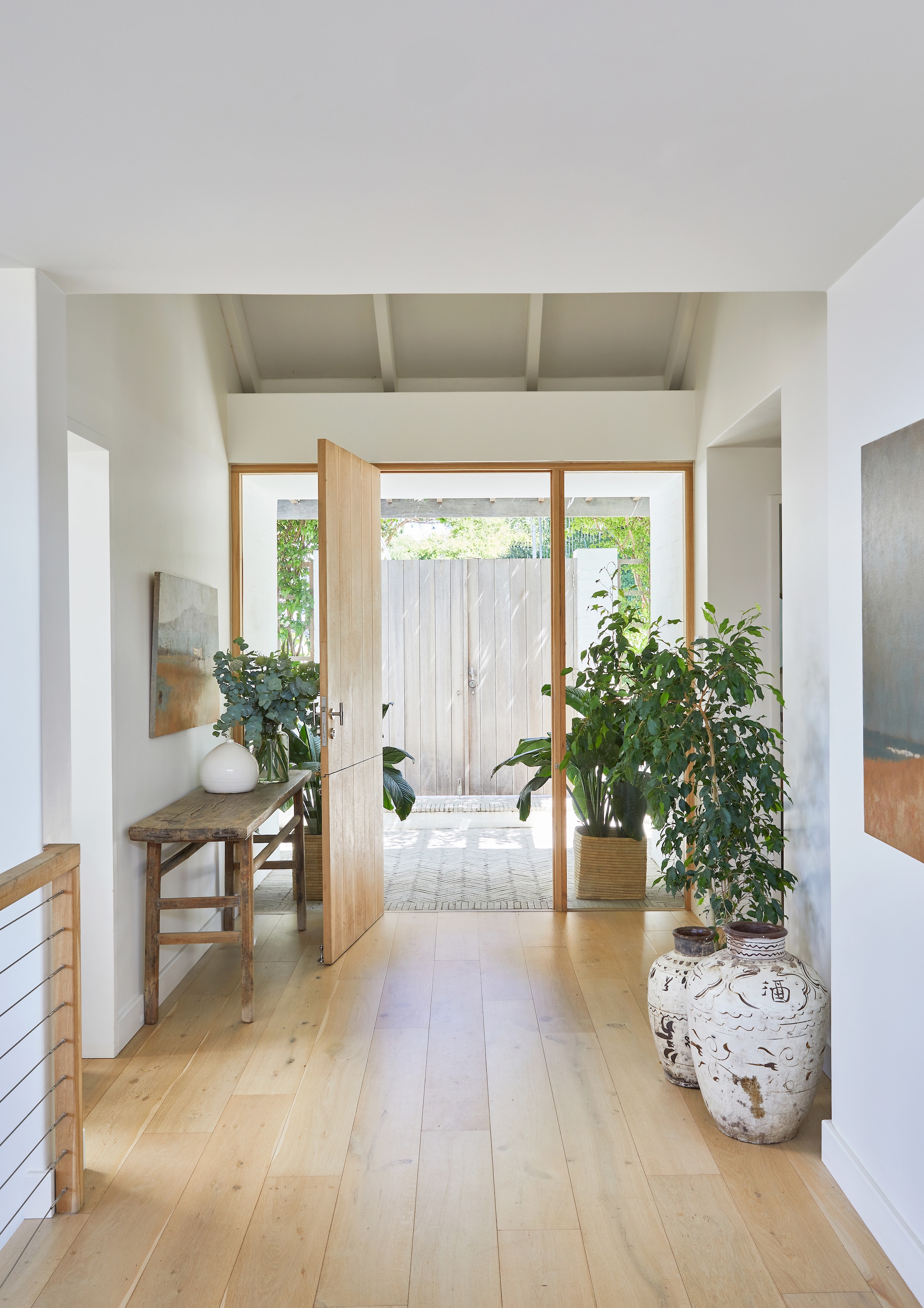 Licht eiken en wit zetten de zomerse toon in huis, meteen al bij binnenkomst. Consoletafel La Grange Interiors. vtwonen Landelijk 08-2026 | fotografie Greg Cox