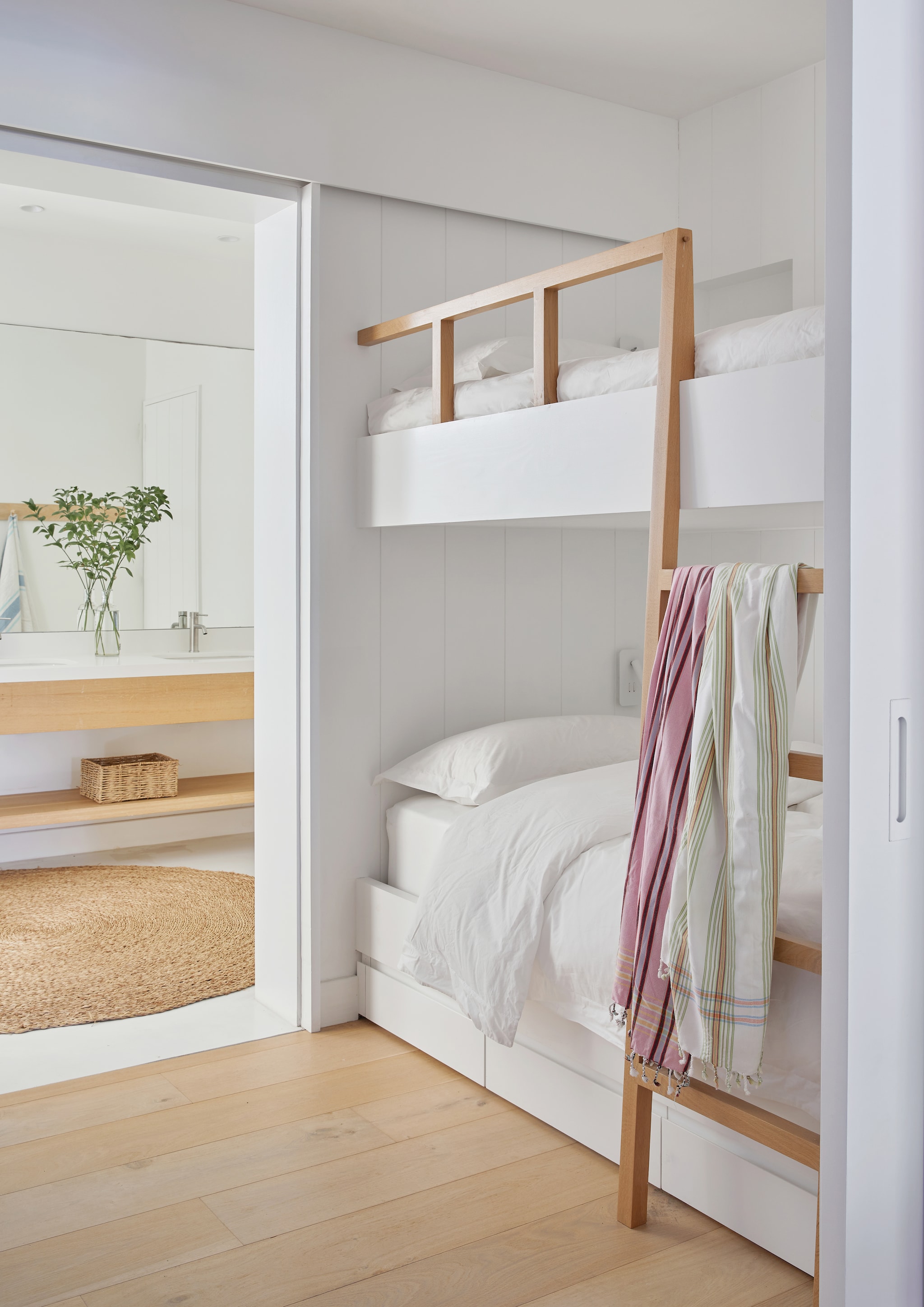 Deze logeerkamer heeft vaste stapelbedden en een badkamer. Geruite badlakens Hamamdoek. vtwonen Landelijk 08-2026 | fotografie Greg Cox