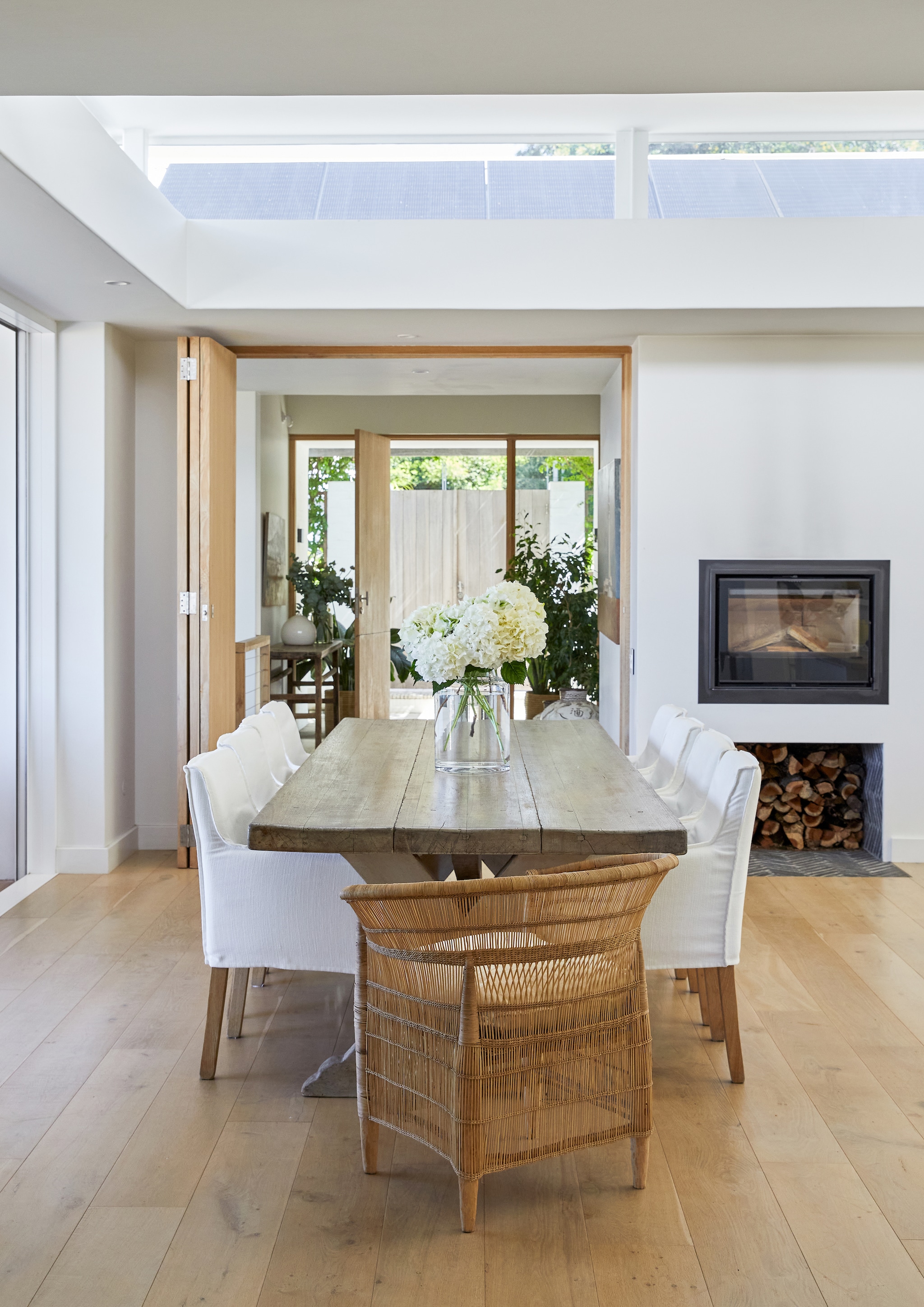 Waar mogelijk werden de meubels die de bewoners al hadden opnieuw toegepast, zoals de eettafel. Stoelen The Private House Company. Geweven stoel van Malawi Cane via Atelier Pomme. vtwonen Landelijk 08-2026 | fotografie Greg Cox
