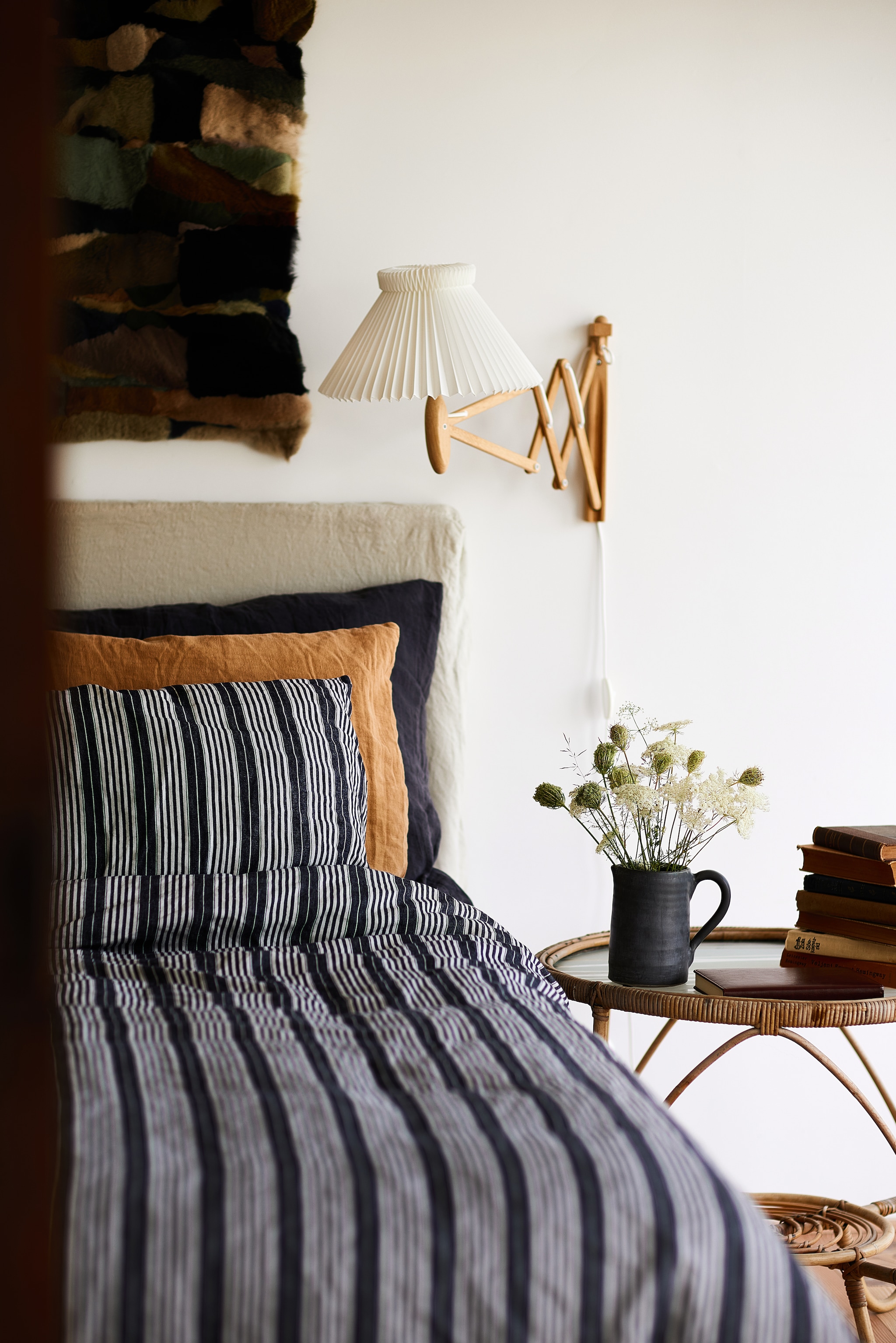 Bedden maatwerk. Bedlinnen Libeco en Anno. Bedlampen Le Klint. Antieke kast Antiq.fi. Bijzettafel vintage. vtwonen Landelijk 08-2026 | Fotografie Krista Keltanen | Productie Living Inside