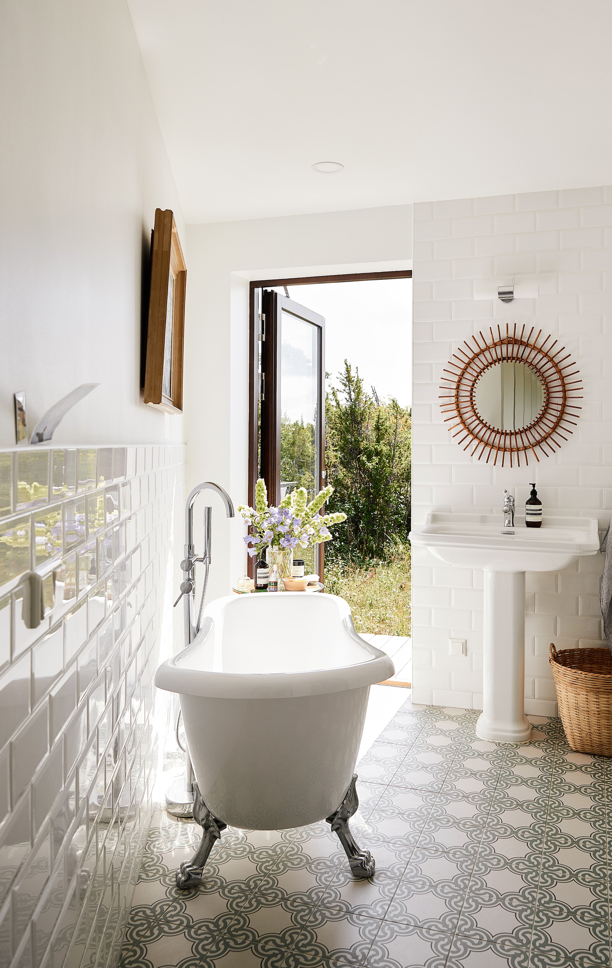 Vloertegels Pukkila. Wastafel Waldorf van Kerasan. Soortgelijk bad Taps & Baths. Soortgelijke spiegel Xenos. vtwonen Landelijk 08-2026 | Fotografie Krista Keltanen | Productie Living Inside
