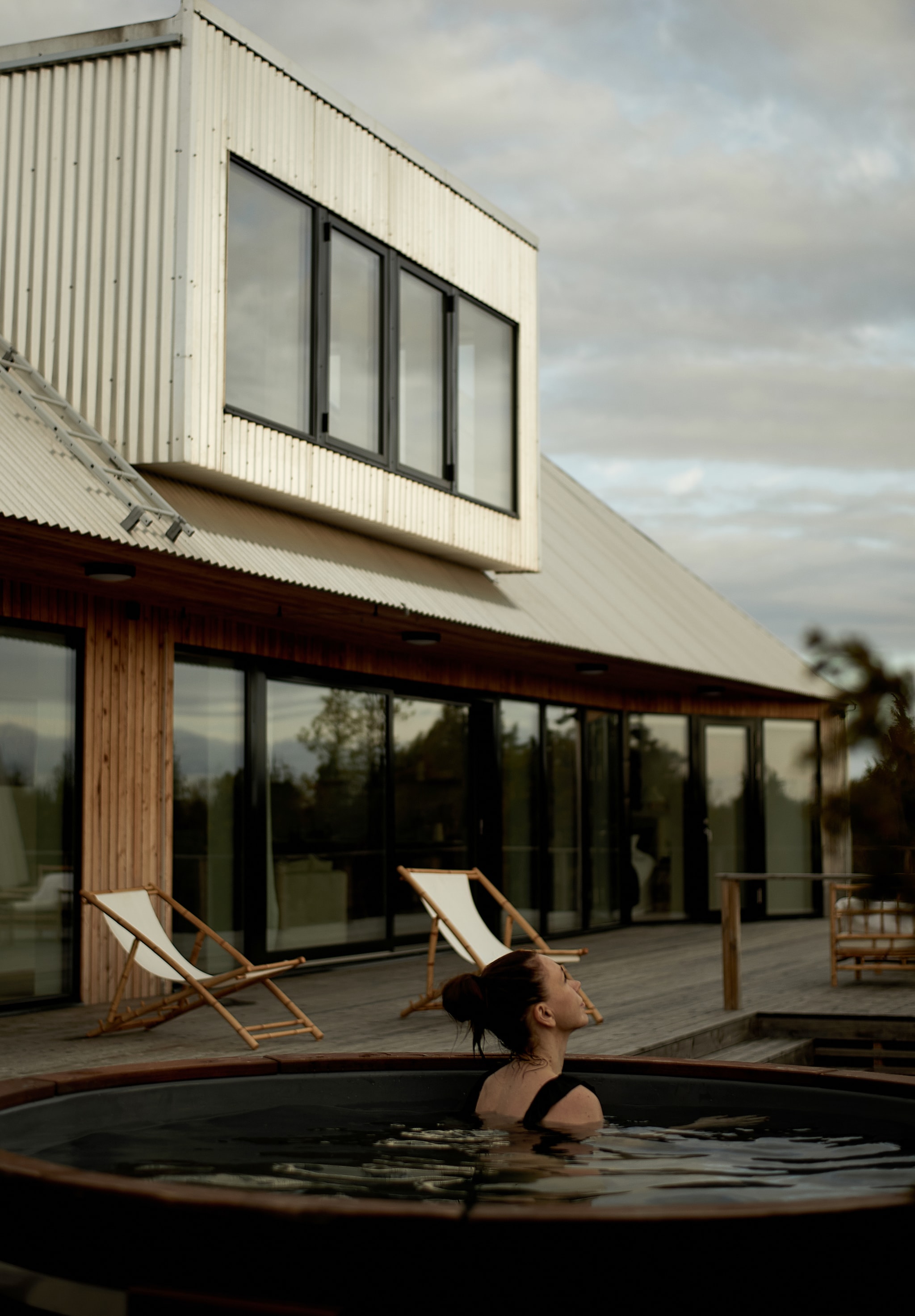Strandstoelen Granit. vtwonen Landelijk 08-2026 | Fotografie Krista Keltanen | Productie Living Inside