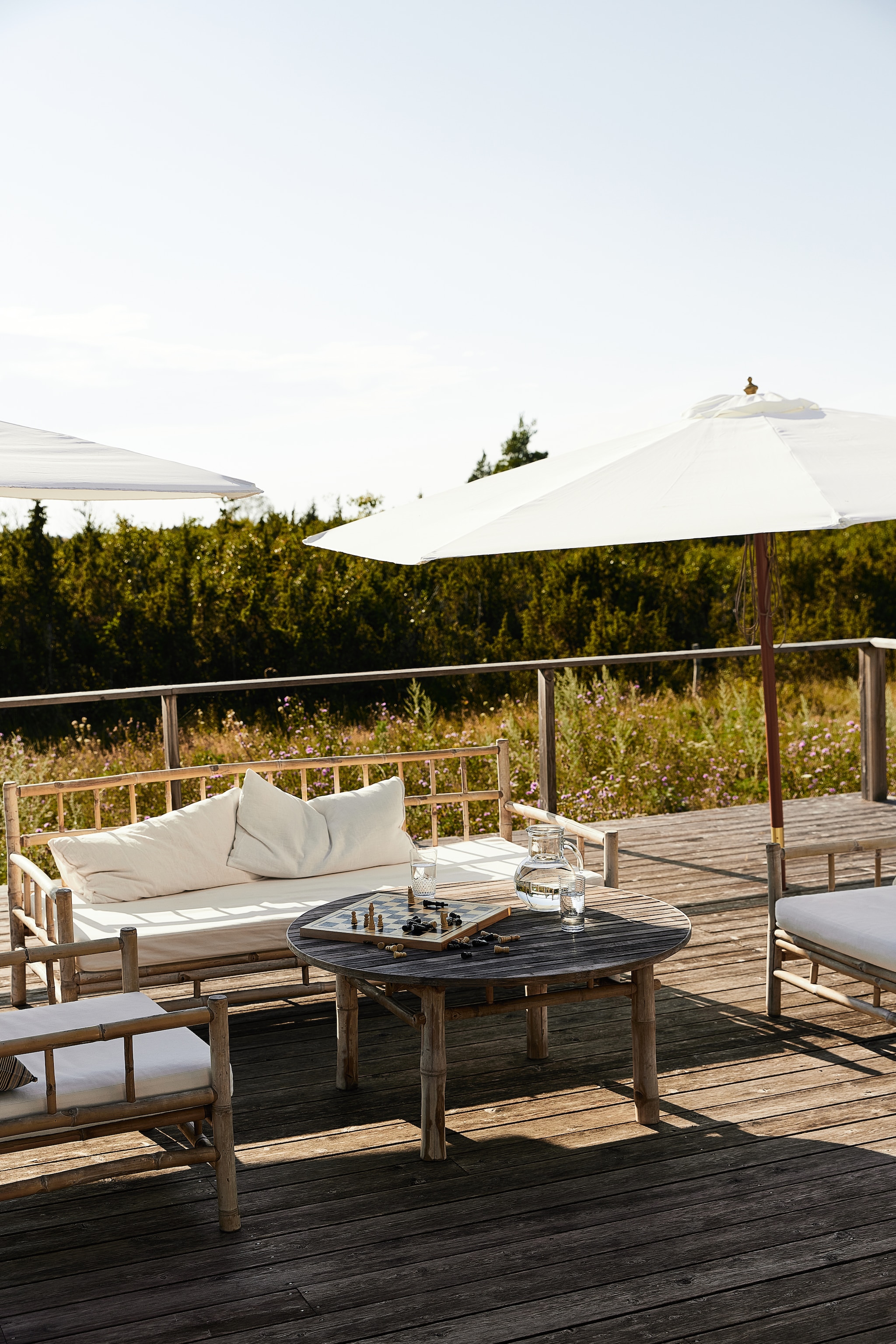 Tuinmeubels Tine K Home. Soortgelijke parasol J&b Exclusieve Tuinmeubelen vtwonen Landelijk 08-2026 | Fotografie Krista Keltanen | Productie Living Inside
