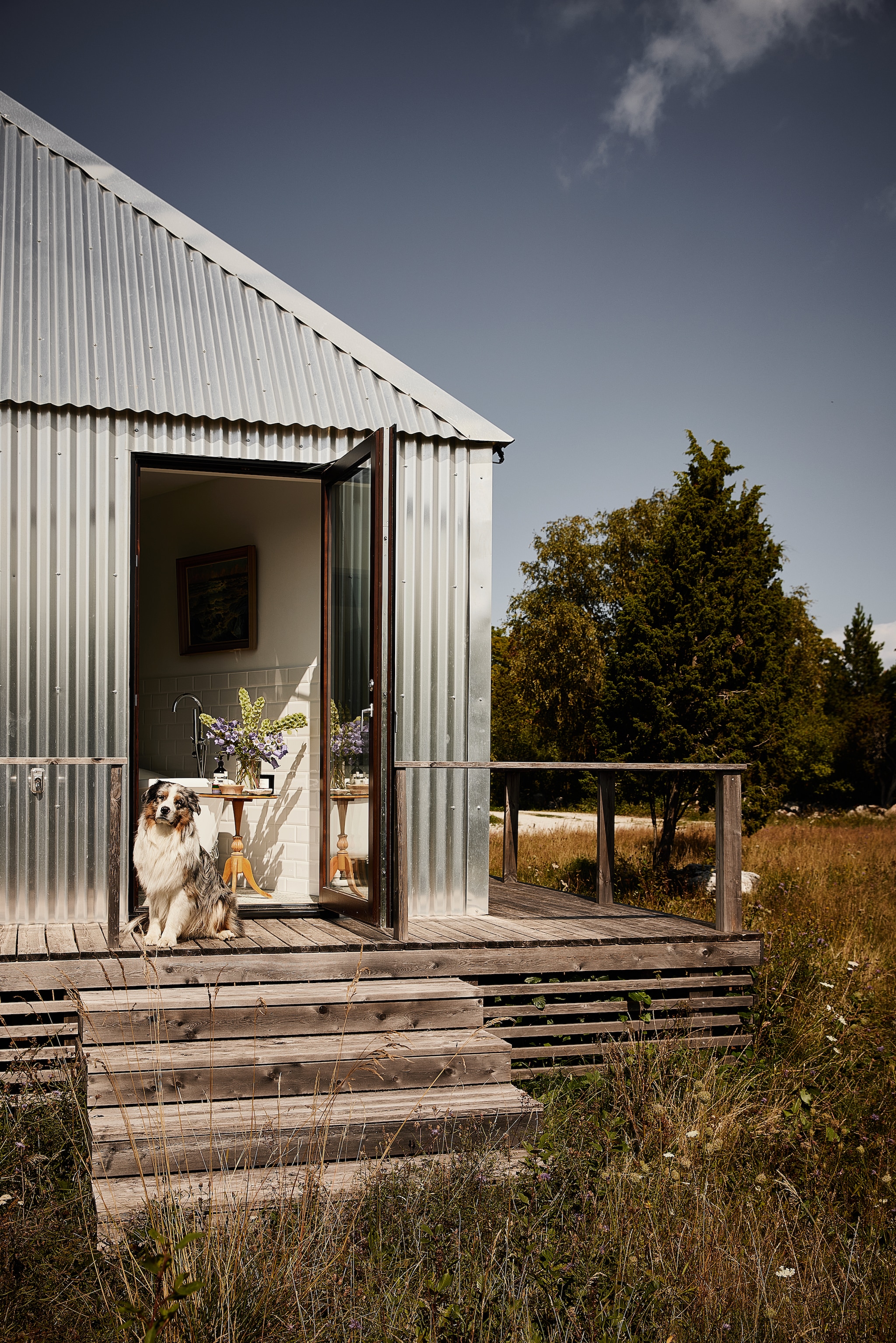 Aluminium gevelbekleding. Omloop van larikshout. vtwonen Landelijk 08-2026 | Fotografie Krista Keltanen | Productie Living Inside