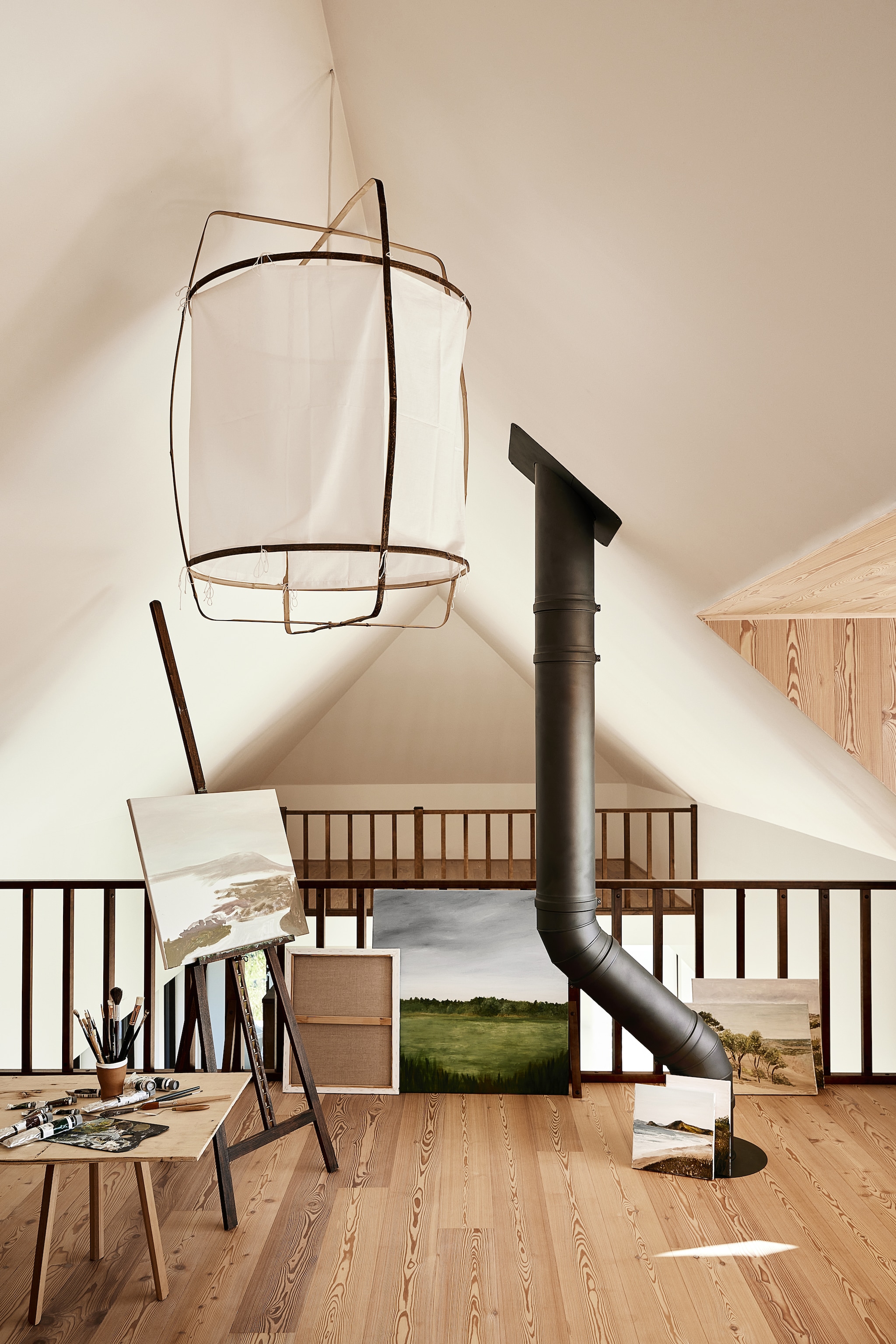 Hanglamp Ay Illuminate. vtwonen Landelijk 08-2026 | Fotografie Krista Keltanen | Productie Living Inside