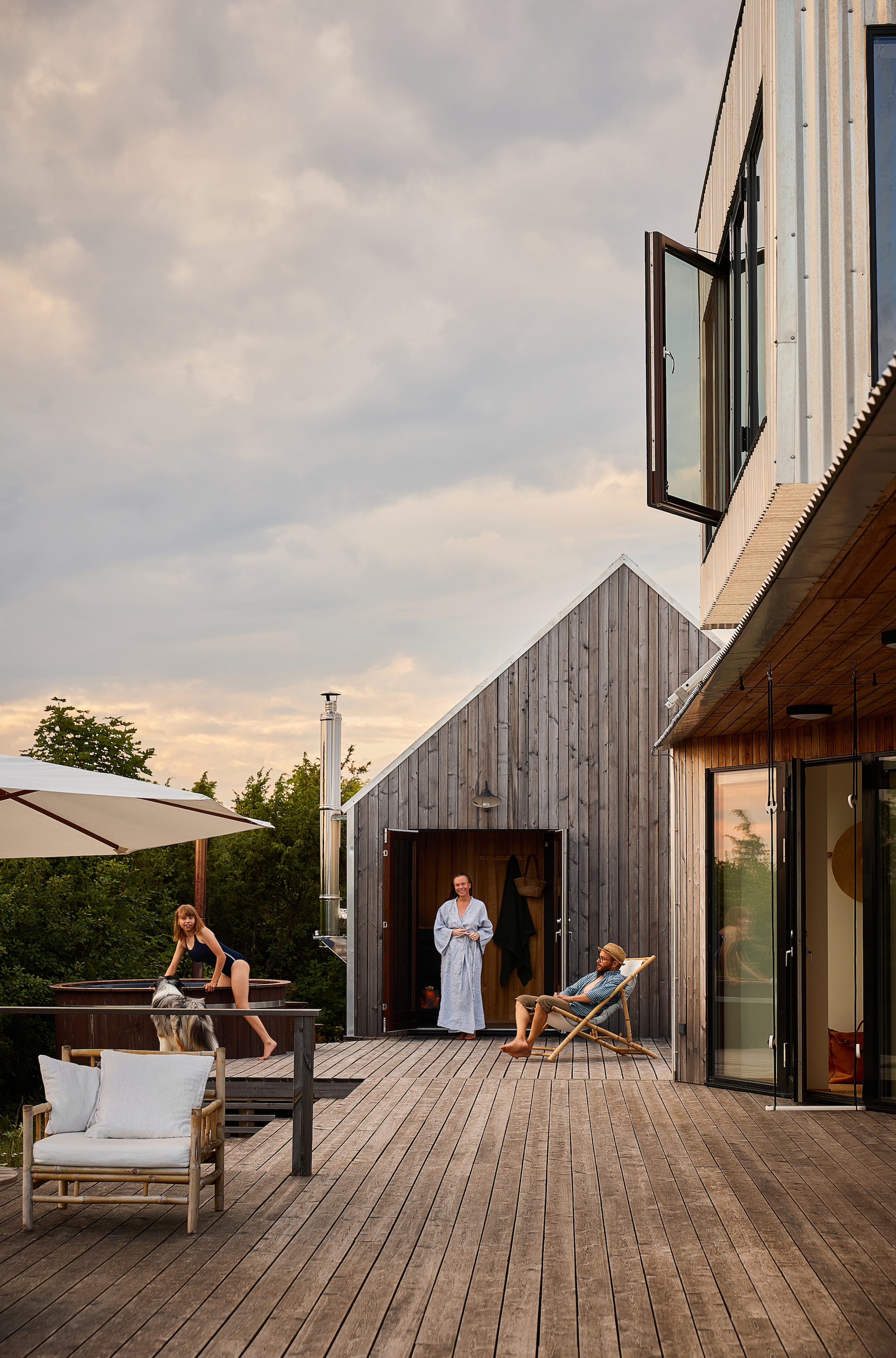 Het woonhuis en de sauna zijn met elkaar verbonden door royale terrassen. Strandstoelen Granit. Tuinmeubels Tine K Home. vtwonen Landelijk 08-2026 | Fotografie Krista Keltanen | Productie Living Inside