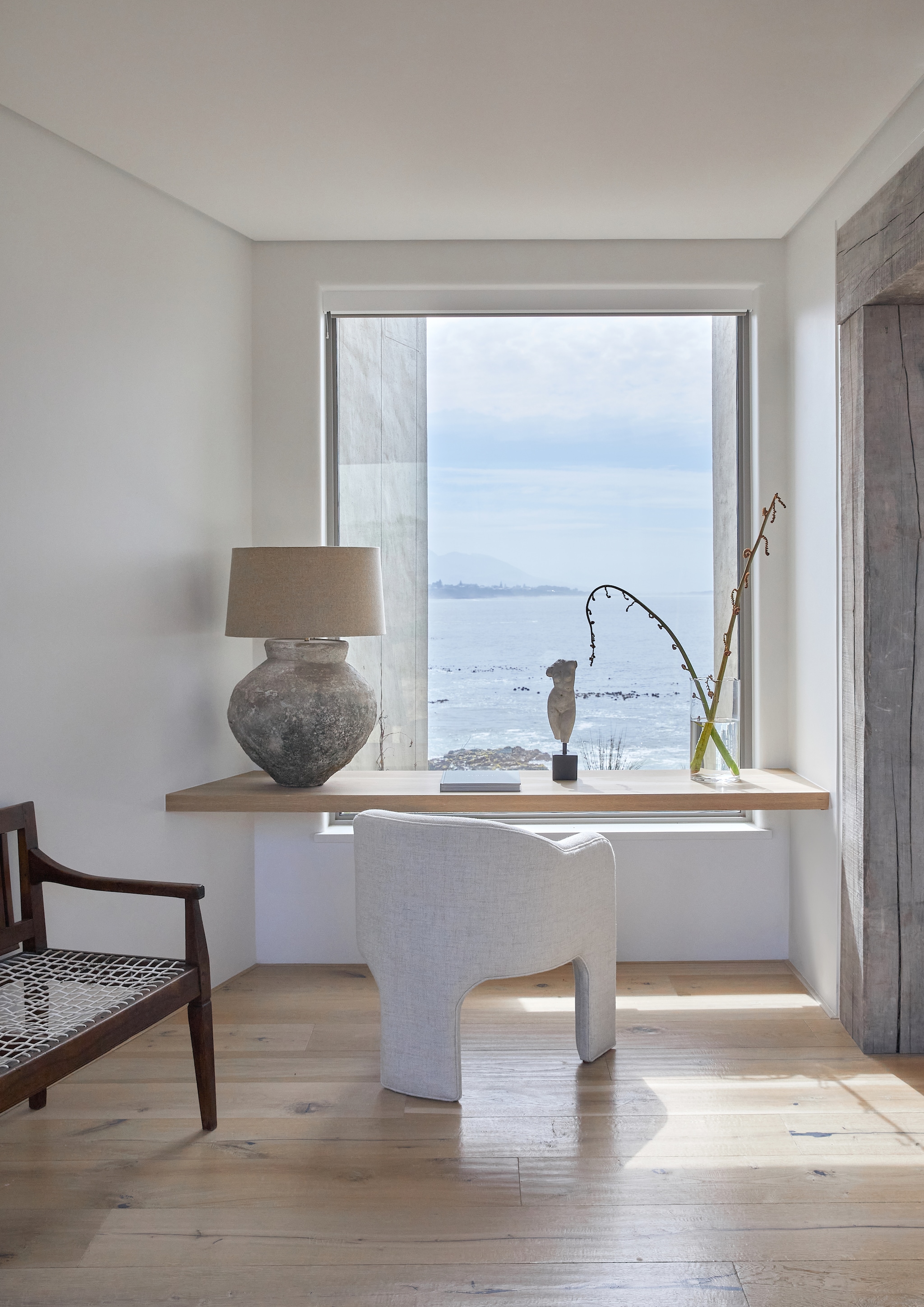 Witte stoel op maat gemaakt, vergelijkbaar model Belle van Sohome of Sheep van Maisons du Monde. Vergelijkbare lamp Rene Houtman. vtwonen landelijk 8-2026 | Styling Luanne Toms | Fotografie Greg Cox
