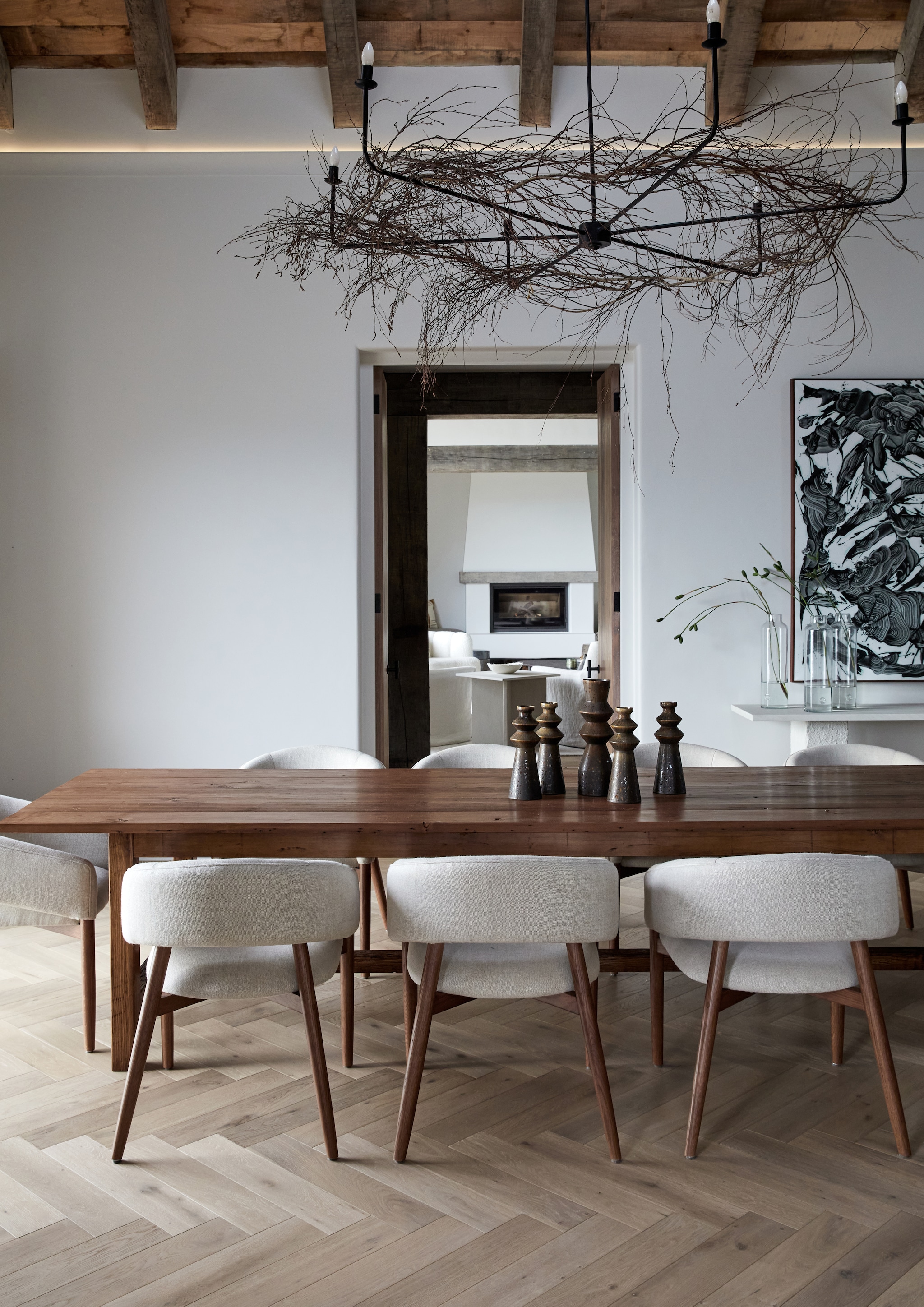 Tafel gemaakt van gerecycled naaldboomhout (oregon pine). Stoelen maatwerk met Sunbrella buitenstof, vergelijkbare modellen bij Table du Sud, Westwing en vtwonen. Kroonluchter op maat gemaakt en belegd met takken. vtwonen landelijk 8-2026 | Styling Luanne Toms | Fotografie Greg Cox