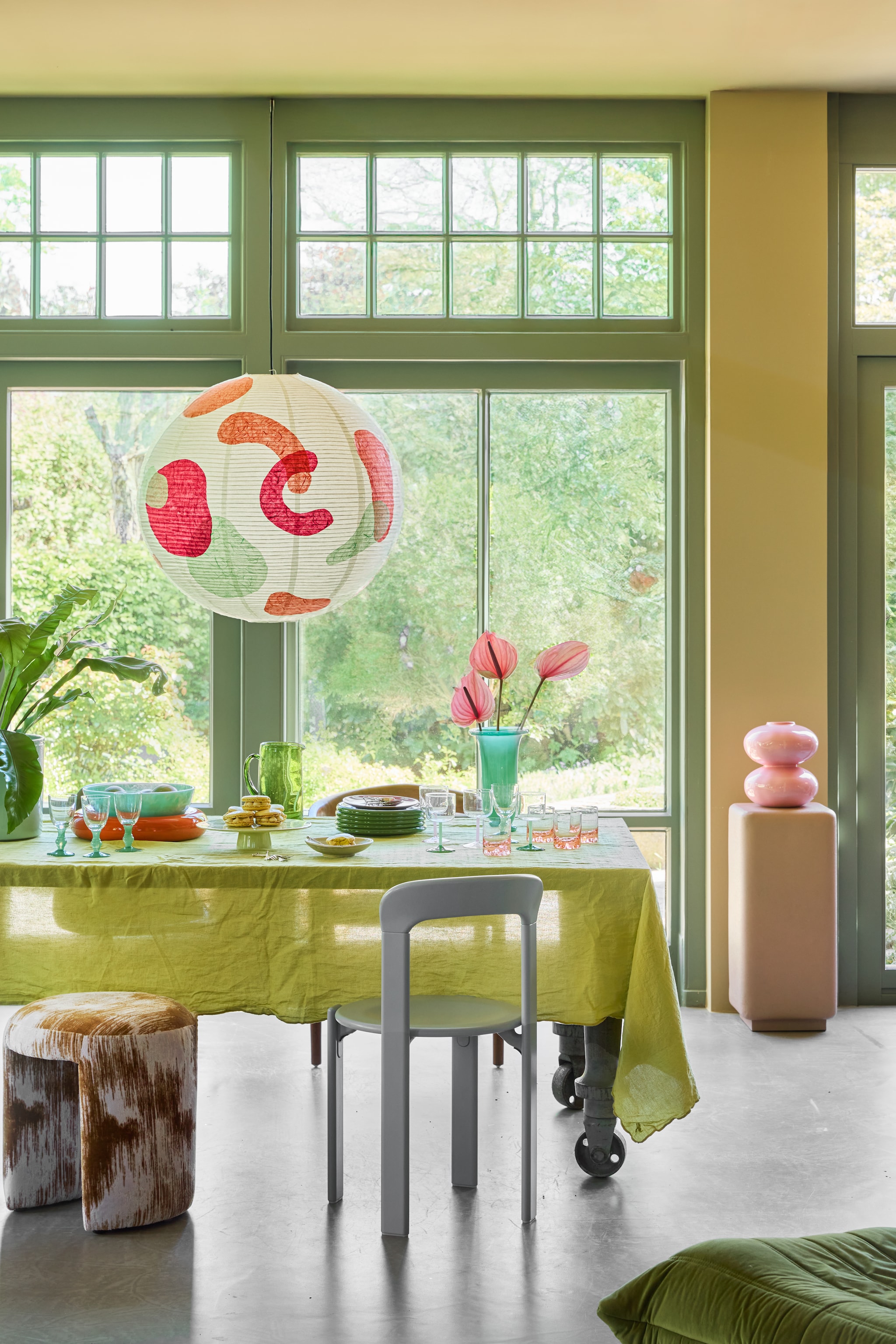Ikea hanglamp Gullsudare, rijstpapier, 70 cm (Ø) € 9,99 (ikea.com), kleur-DIY zie kader hiernaast. Hay stoel Rey, hout, slate blue € 610,-, borden Barro, terracotta, groen, set van 2 € 49,-, vaas Empire, glas, groen € 69,-, wijnglas Tint, mondgeblazen glas, jade light green en jade dark green, set van 2 € 45,- (hay.com). Woood poef Charlie, polyester, multiplex, karamelbruin, 45x47 cm (Øxh) € 119,-, plantenstandaard Luen, metaal, lichtroze, 30x30x70 cm (lxbxh) € 159,-, Urban Nature Culture vaas Buhle, glas, roze € 79,99 (shop.vtwonen.nl). Tableware Amsterdam wijnglazen, glas, groen, per stuk € 12,50, drinkglazen Tumbler, kristal, roze, per stuk € 75,- (tableware.amsterdam). Pure & Original muurwerf wand en plafond Classico, skin powder, 1 L € 54,30, lak kozijnen Eggshell, blue reef, 1 liter € 68,- (labcolourtheworld.com). Overig privébezit. vtwonen 07-2026 | styling Kelly van Gendt | fotografie Peggy Janssen