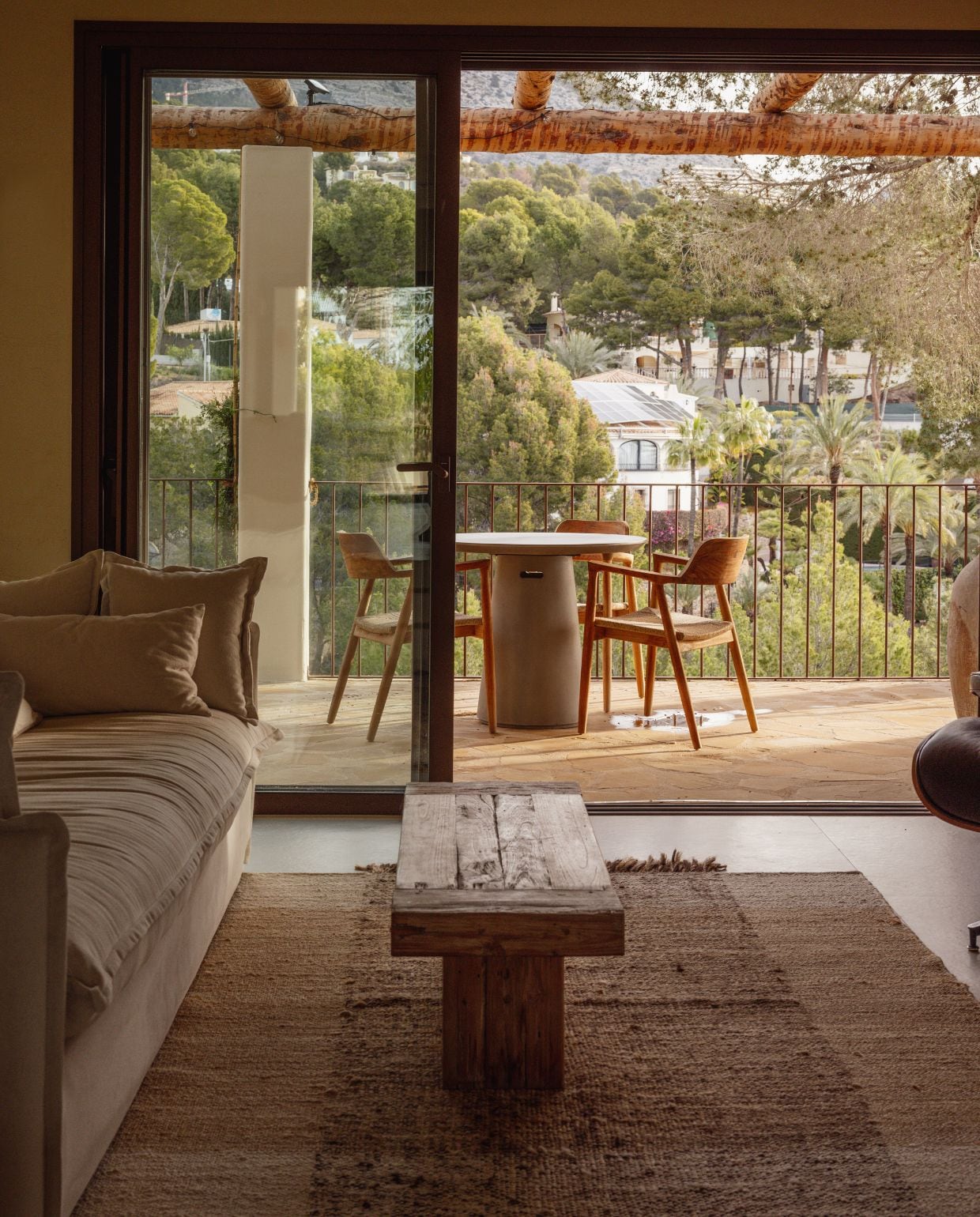 Bank Caleta Sofa. Salontafel via Azurée Javea. Buitentafel Kave Home. Vloerkleed en tuinstoelen lokaal gekocht. vtwonen Zomerspecial 2026 | fotografie Dana van Leeuwen