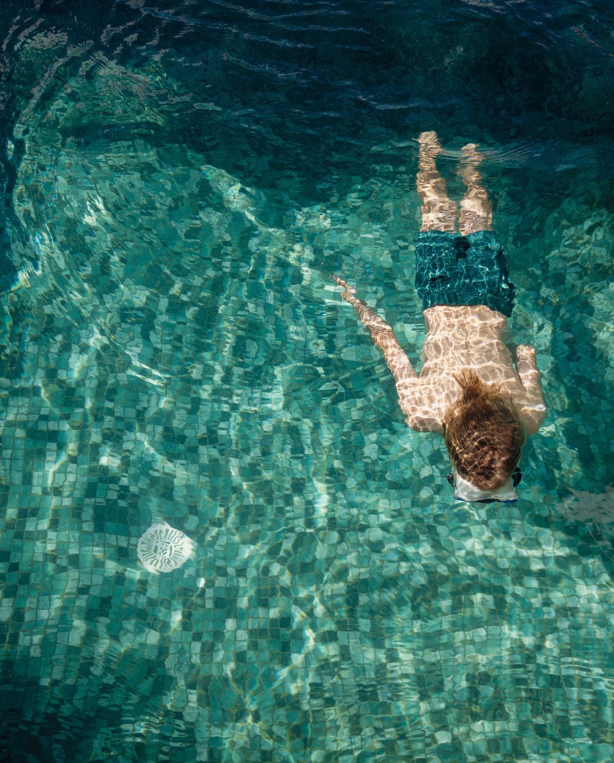 Het zoutwaterzwembad wordt intensief gebruikt. Het is groot genoeg om baantjes te zwemmen. vtwonen Zomerspecial 2026 | fotografie Dana van Leeuwen