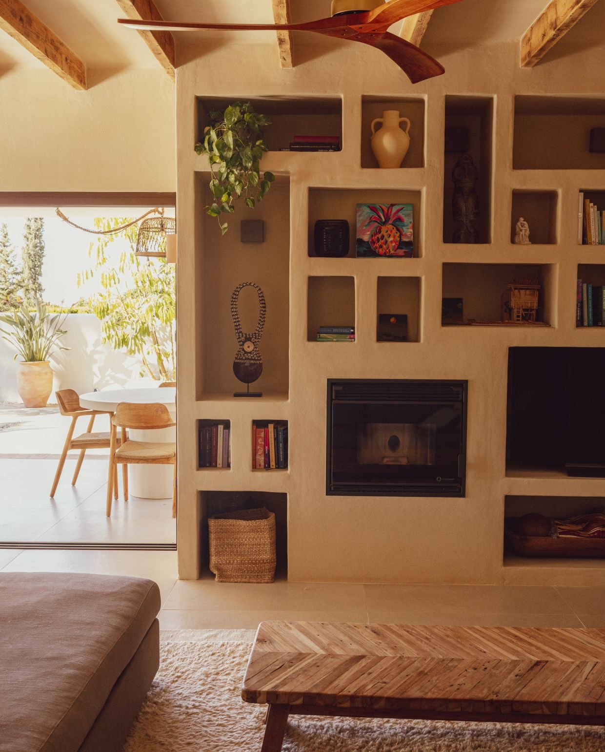 Bank Linteloo. Vloerkleed uit Marokko. Salontafel Azurée Javea. Buitentafel Kave Home. Buitenstoelen Ibiza Outdoor. In de kast boeken, lokale keramiek, kunst uit Afrika en Bali, en zelfgemaakte schilderijtjes. vtwonen Zomerspecial 2026 | fotografie Dana van Leeuwen