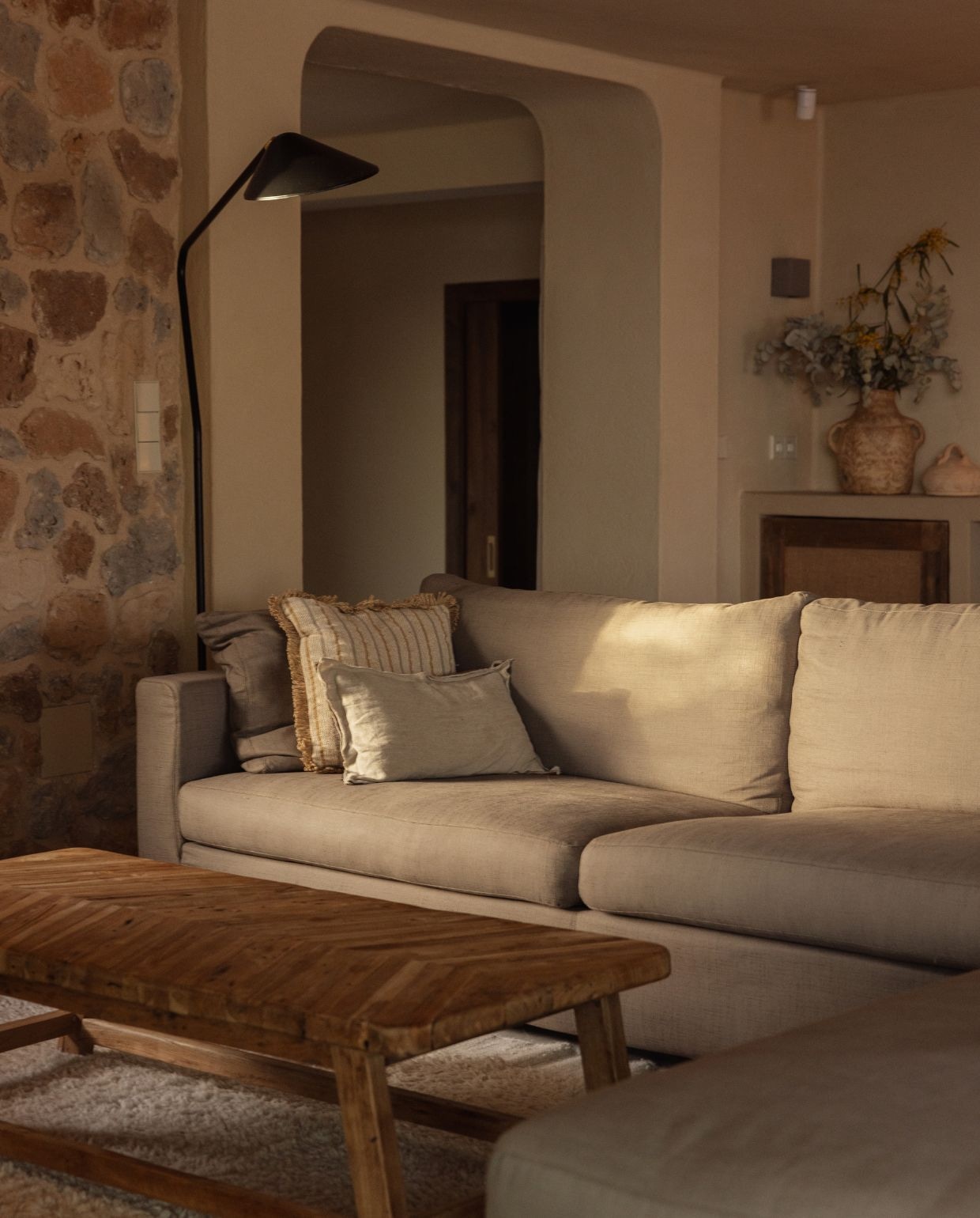 Bank Caleta Sofa. Salontafel via Azurée Javea. Buitentafel Kave Home. Vloerkleed en tuinstoelen lokaal gekocht. vtwonen Zomerspecial 2026 | fotografie Dana van Leeuwen