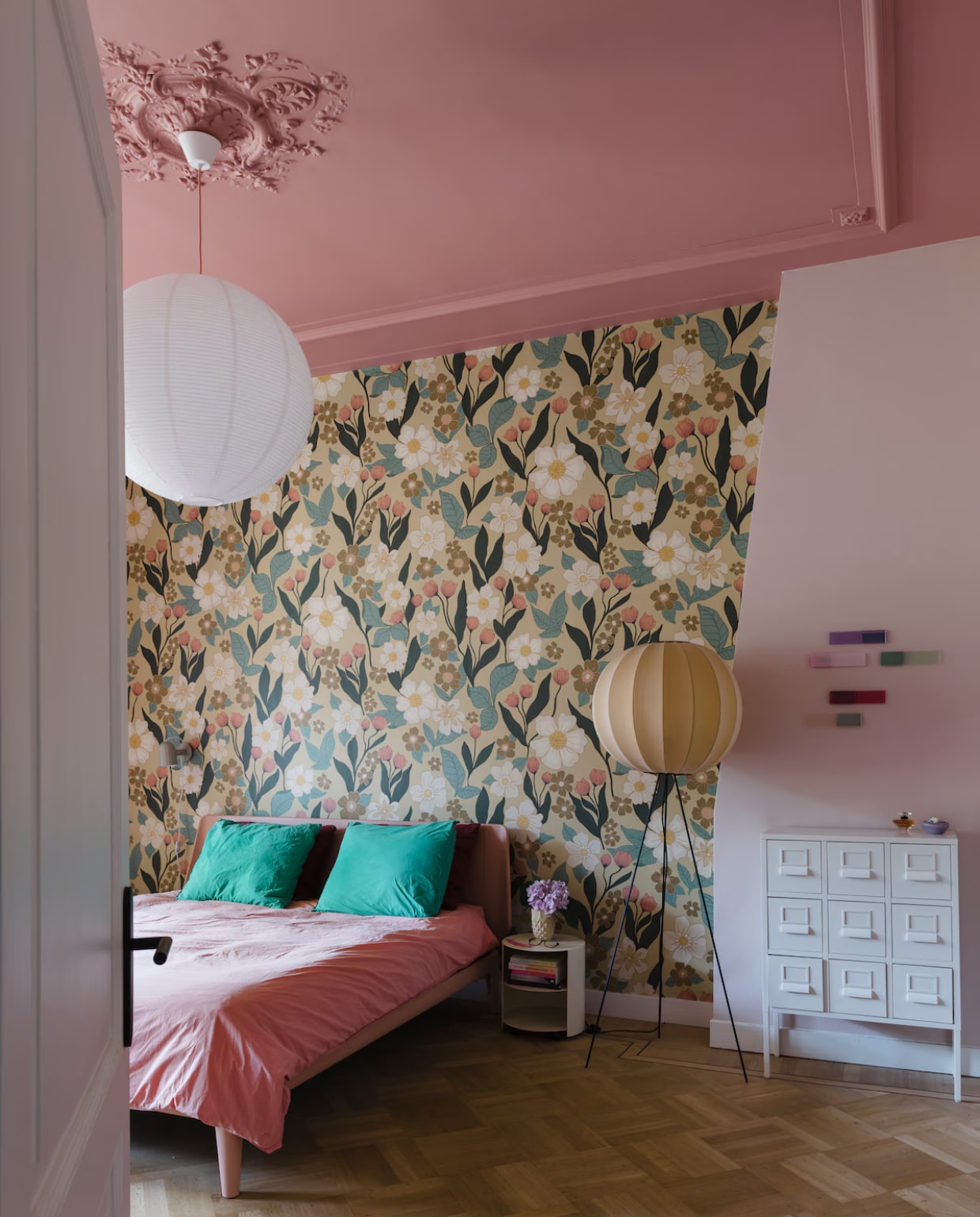 Plafondkleur Hellebore van Little Greene. Wandkleur Calamine van Farrow & Ball. Behang Belarte. Bed Auping. Beddengoed Suite702. Nachtkast Hem. Vaas Lenneke Wispelwey. Vloerlamp Made by Hand. Hanglamp Hay. Ladekast Ikea. Kunst aan de muur Iris Toonen. vtwonen 05-2026 | styling stylestek | fotografie Eva Bloem