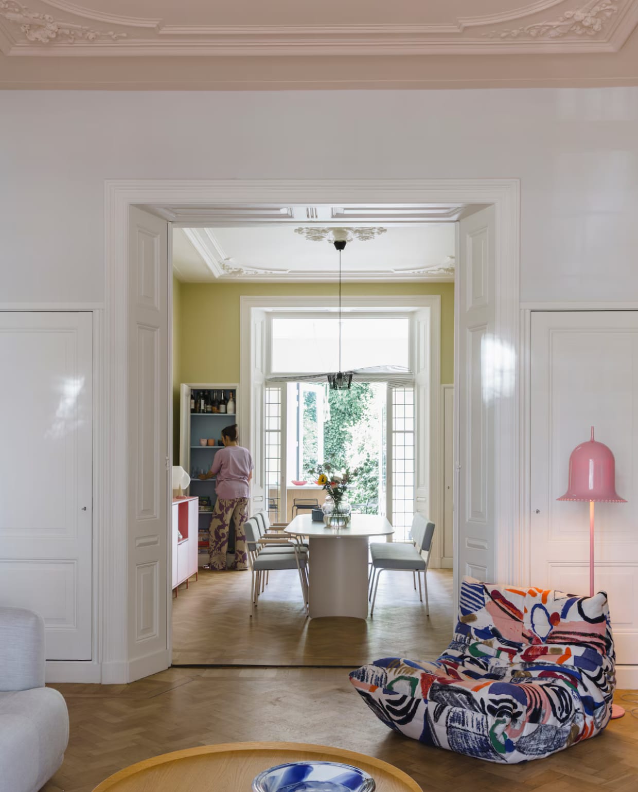 Fauteuil Togo van Ligne Roset in stof van Pierre Frey. Lamp Lolita van Moooi. Salontafel Around van Muuto. Schaal Hay. Eettafel, bank en stoelen Fést. Muurkleur Lemon Tree van Little Greene en Ral 9010 van Sigma. vtwonen 05-2026 | styling stylestek | fotografie Eva Bloem