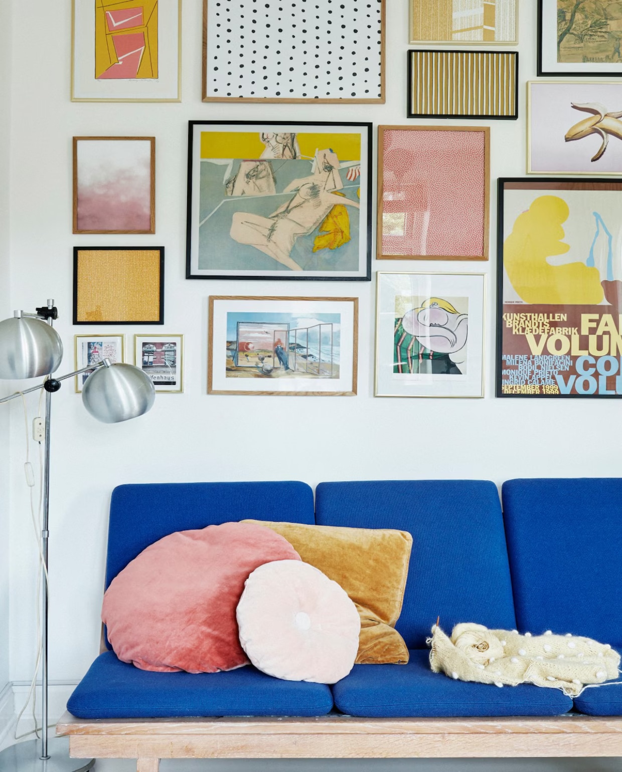 Bank Børge Mogensen, kussens zelfgemaakt, staande lamp dba.dk. Ruw behang Tapetforum. Herkomst posters en illustraties – in uitgekiende geeltinten – onbekend. vtwonen 06-2020 | productie Living Inside | fotografie Martin Sølyst | styling Eva-Marie Wilken