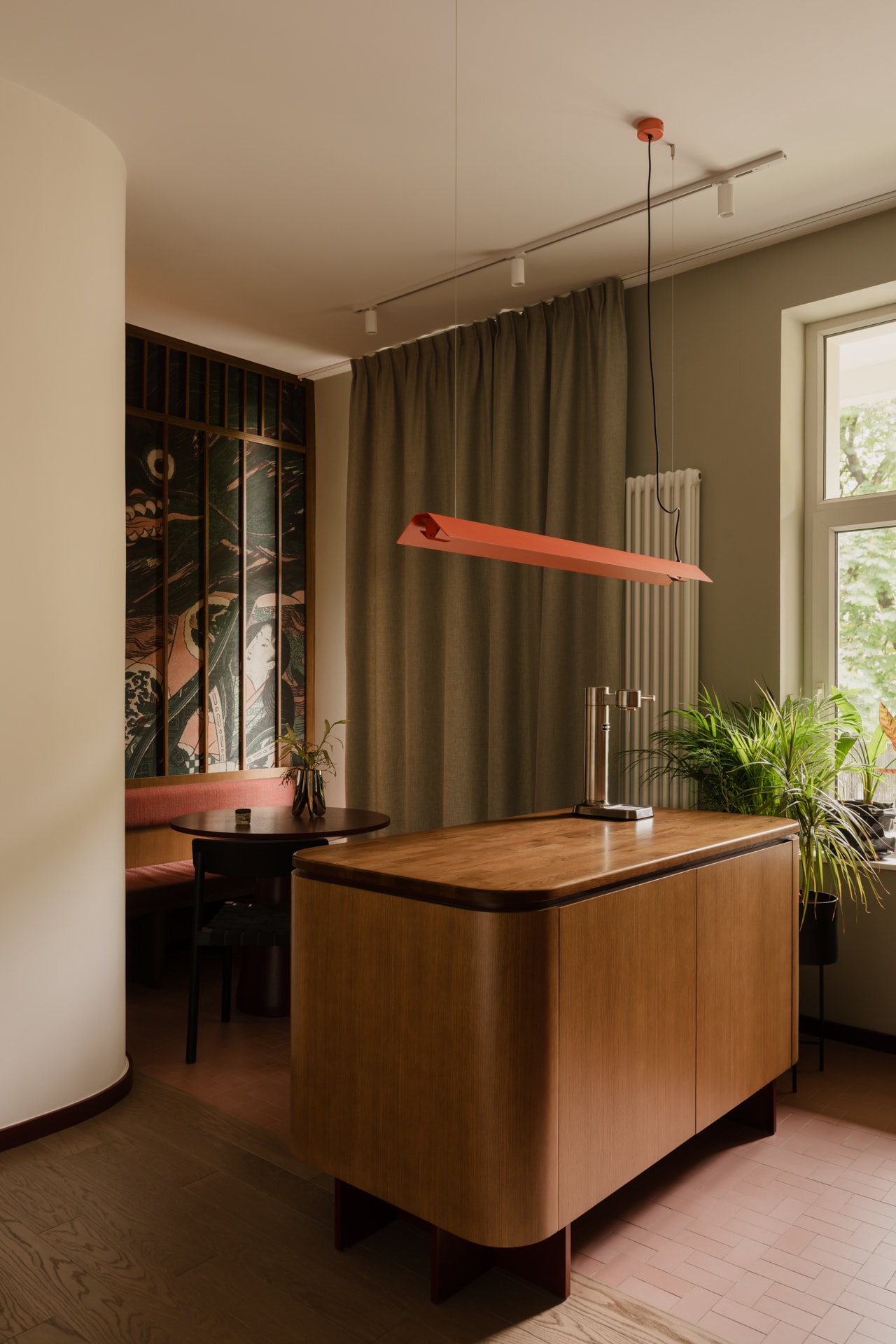 Vloer Solid van Wow Design. Muurverf Kabric Unity en Big Apple van Detale Cph. Gordijnen maatwerk. Keukeneiland van eikenfineer, werkblad van massief eiken. Hanglamp Lexavala.  vtwonen Special 03-2026 | fotografie Zasoby Studio
