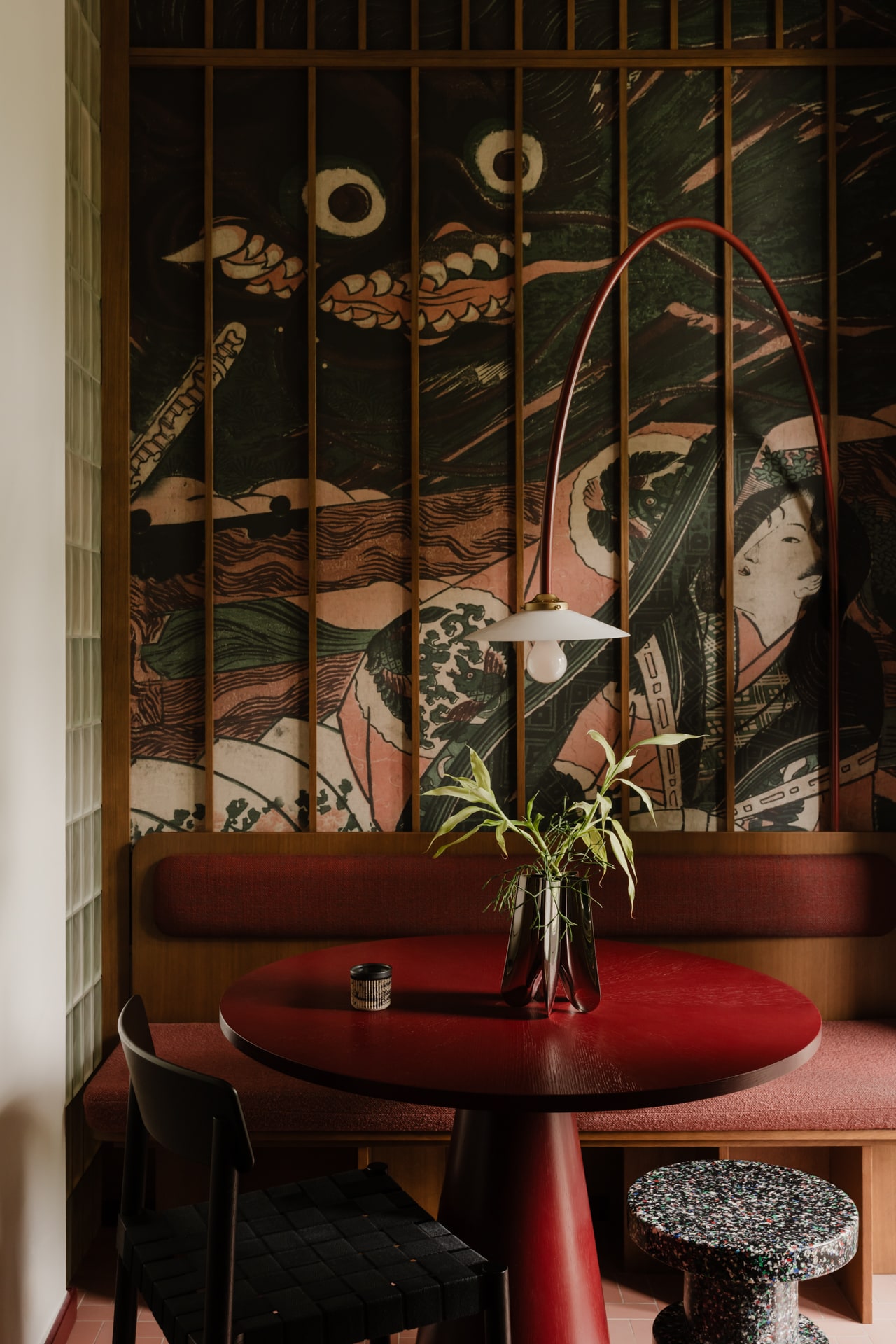 Behang Bushido van Wallcolors. Eettafel en bank maatwerk. Kruk Normann Copenhagen. Stoel &Tradition. Lamp Valerie Objects. Vaas Zieta Studio. Waxinelicht Fóbe.