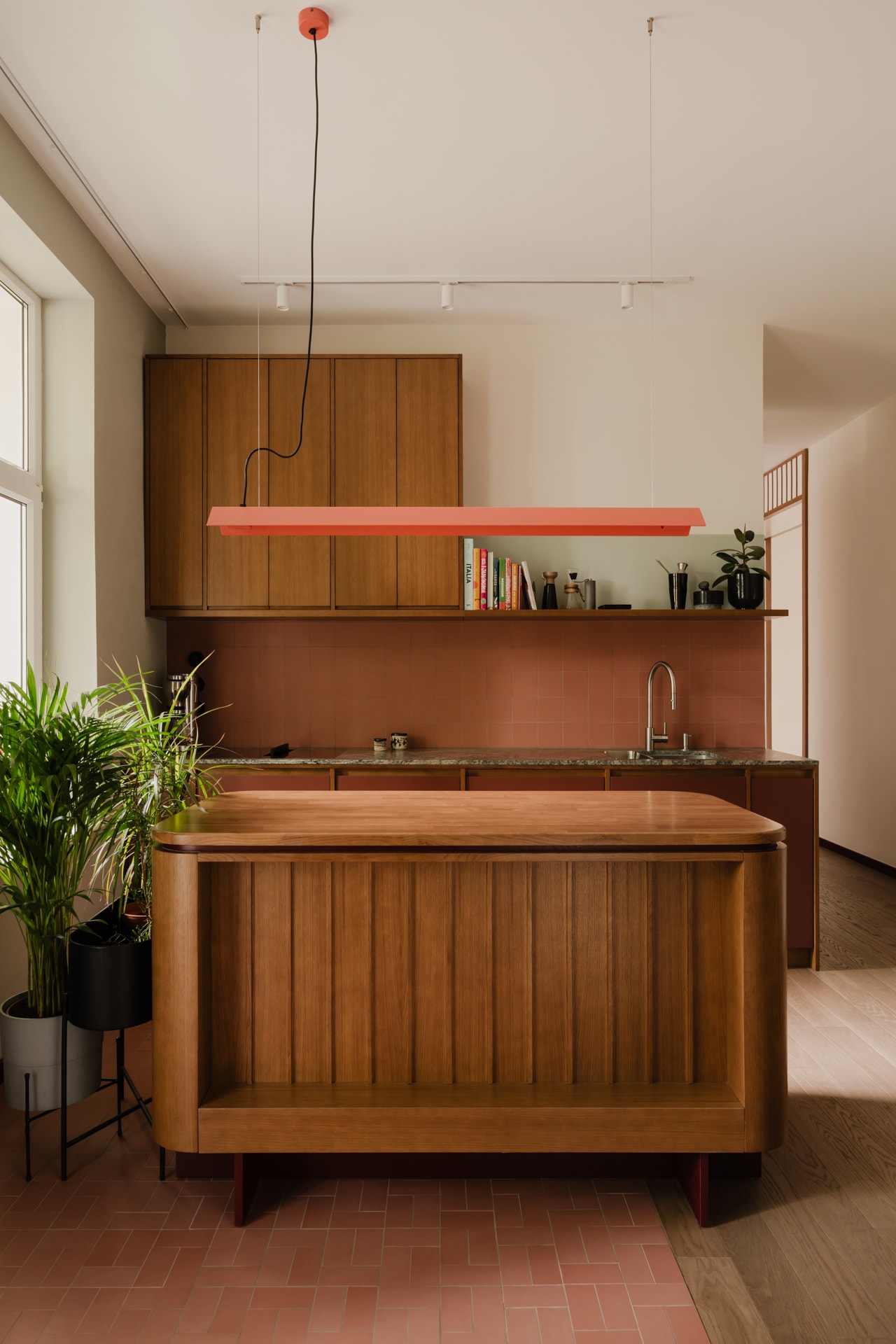 Muurverf Ncs S 0502-Y50R. Vloertegels Solid van Wow Design. Werkblad groen graniet Sensa Thailand van Cosentino. Inbouwkasten maatwerk van gelakt mdf met uitstekende kastpanelen van eikenfineer.