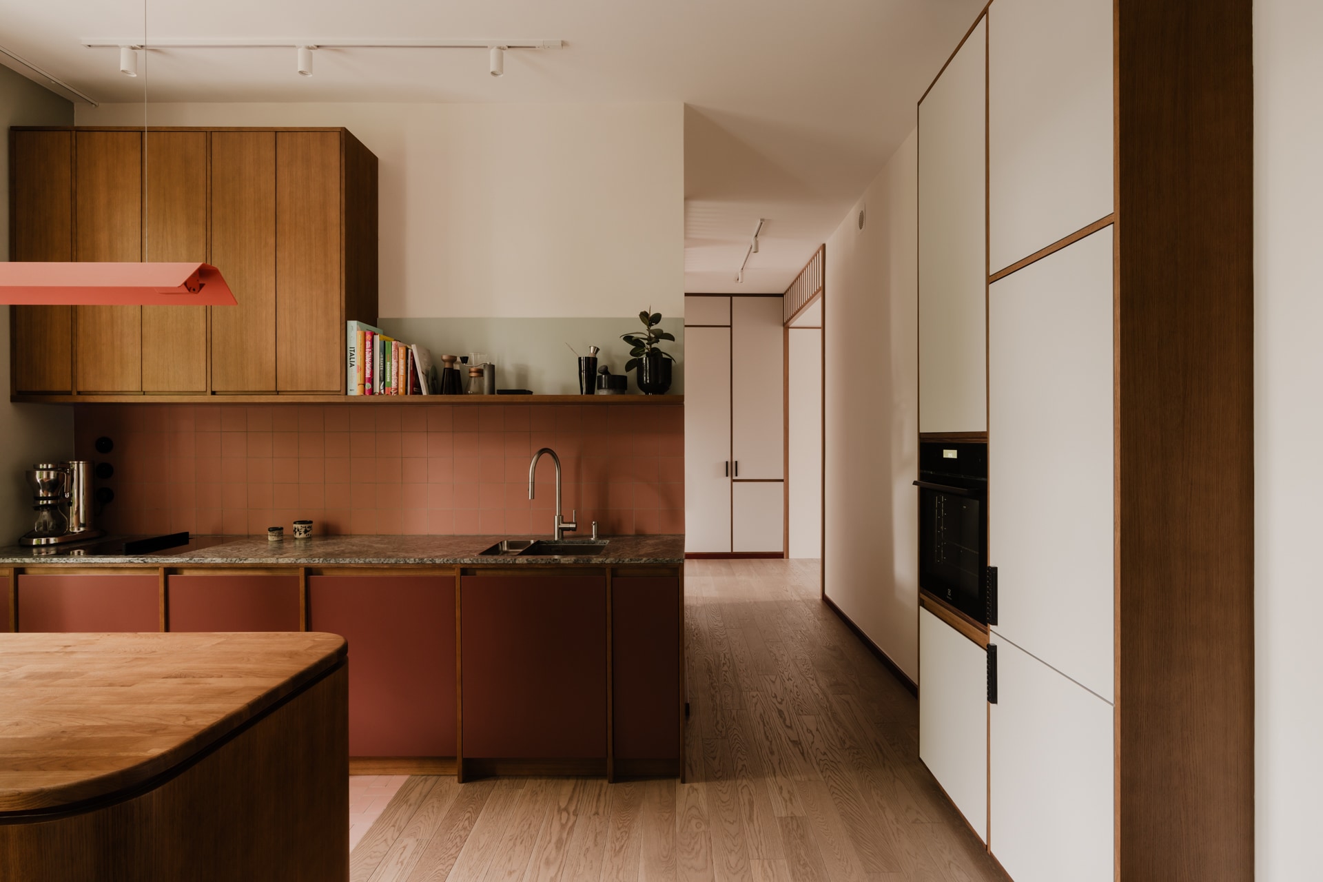 Muurverf Ncs S 0502-Y50R. Vloertegels Solid van Wow Design. Werkblad groen graniet Sensa Thailand van Cosentino. Inbouwkasten maatwerk van gelakt mdf met uitstekende kastpanelen van eikenfineer.  vtwonen Special 03-2026 | fotografie Zasoby Studio