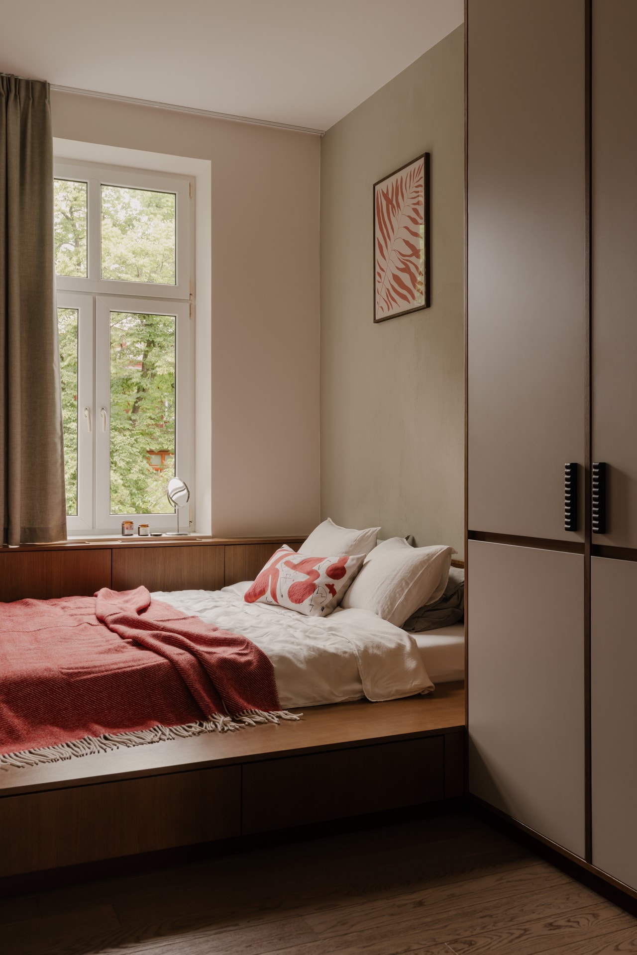 Muurverf Kabric Unity en Big Apple van Detale Cph en Ncs S 0502-Y50R. Bed maatwerk. Rode bedsprei Hop Design. Handgrepen maatwerk.  vtwonen Special 03-2026 | fotografie Zasoby Studio