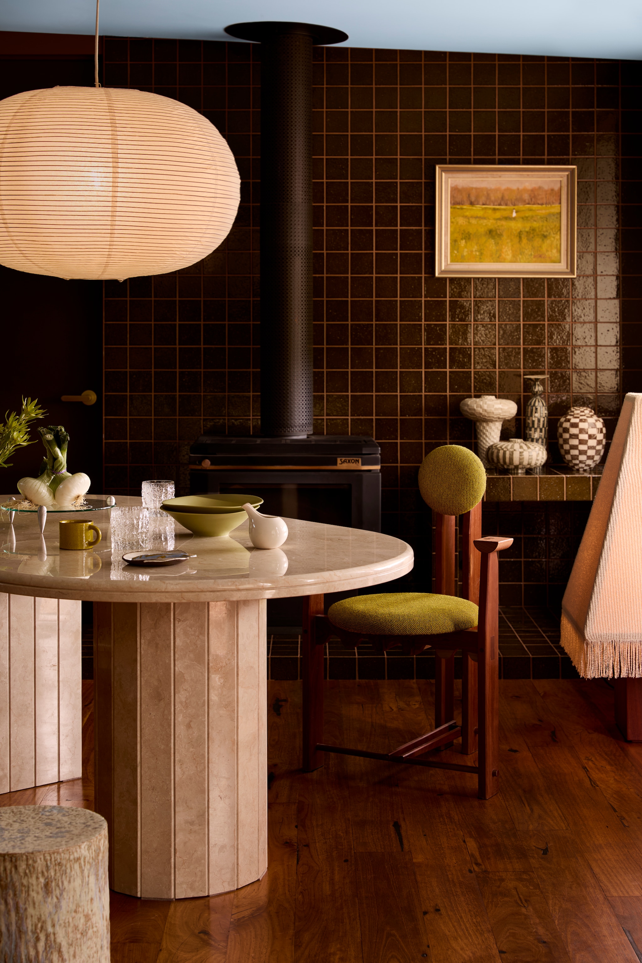 Lamp Ellipse van Hay. Tegels Aru Olive van Tiento. Stoel Ioanna van Maryam Moghadam. Vloerlamp Kukeri van Curtis Bloxsidge x 2am close. Marmeren tafel vintage. Keramieken kruk Plinth van Emily Ellis. Verzameling vazen rechts van de haard van Tantri Mustika. vtwonen Trendspecial 2026 | fotografie Martina Gemmola