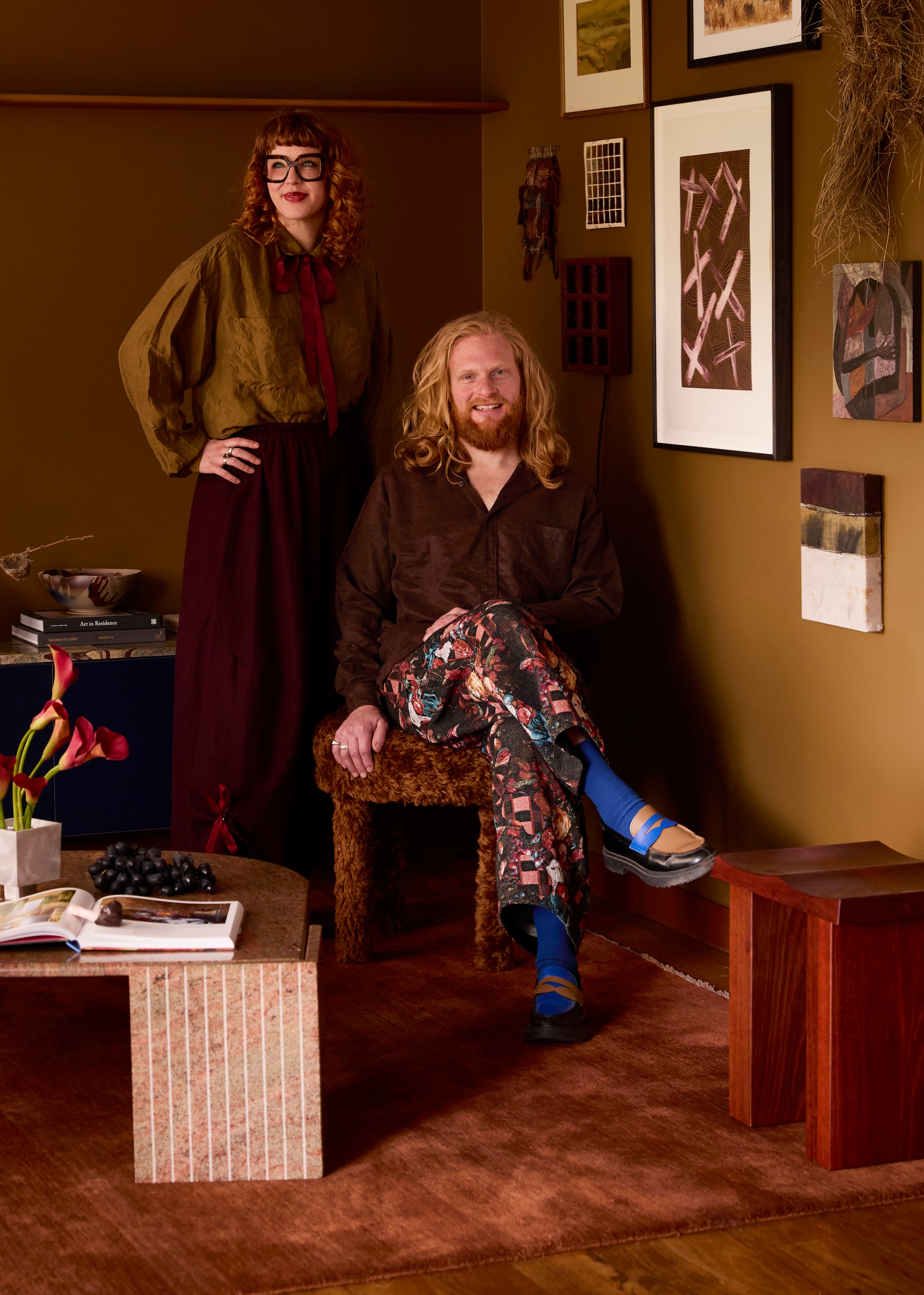 De hal met kunstwerk Obscura, Solara van Hannah Nowlan. Stoel Depostura van Mario Milana. Muurkleur Plantation Island van Dulux. vtwonen Trendspecial 2026 | fotografie Martina Gemmola