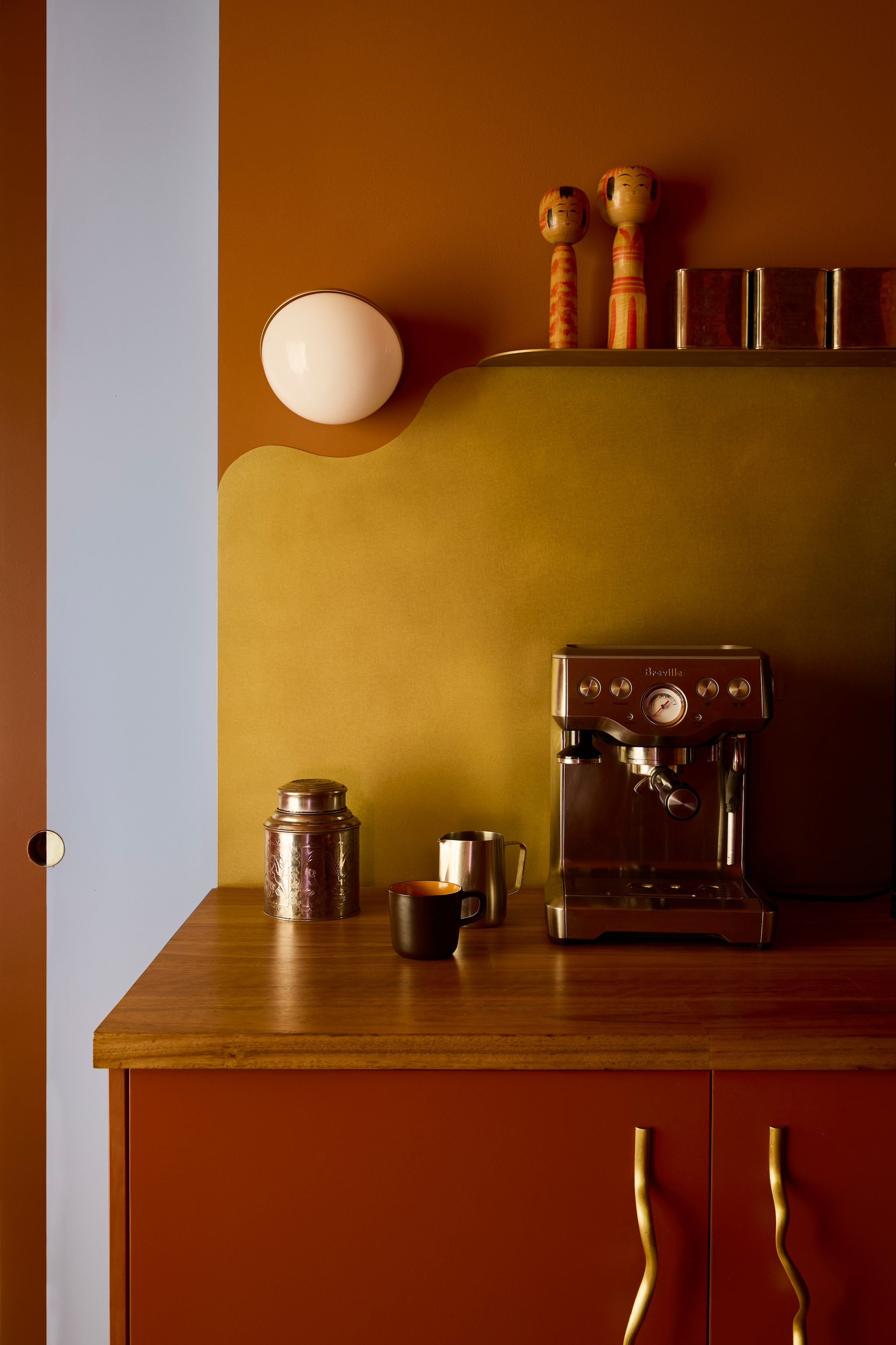Kastfronten Moroccan Clay van Laminex. Messing grepen Studio Shields. Messing spatwand George White. Kruk Bark van Studio Kaytar. Vintage Perzische loper Cadrys. Vintage barkrukken Norman Archibald. Boven het keukeneiland lamp Valancey van Studio Shields. Kraan Pegasi van Faucet Strommen. Bolvormige muurlamp Jolly van Coco Flip. vtwonen Trendspecial 2026 | fotografie Martina Gemmola