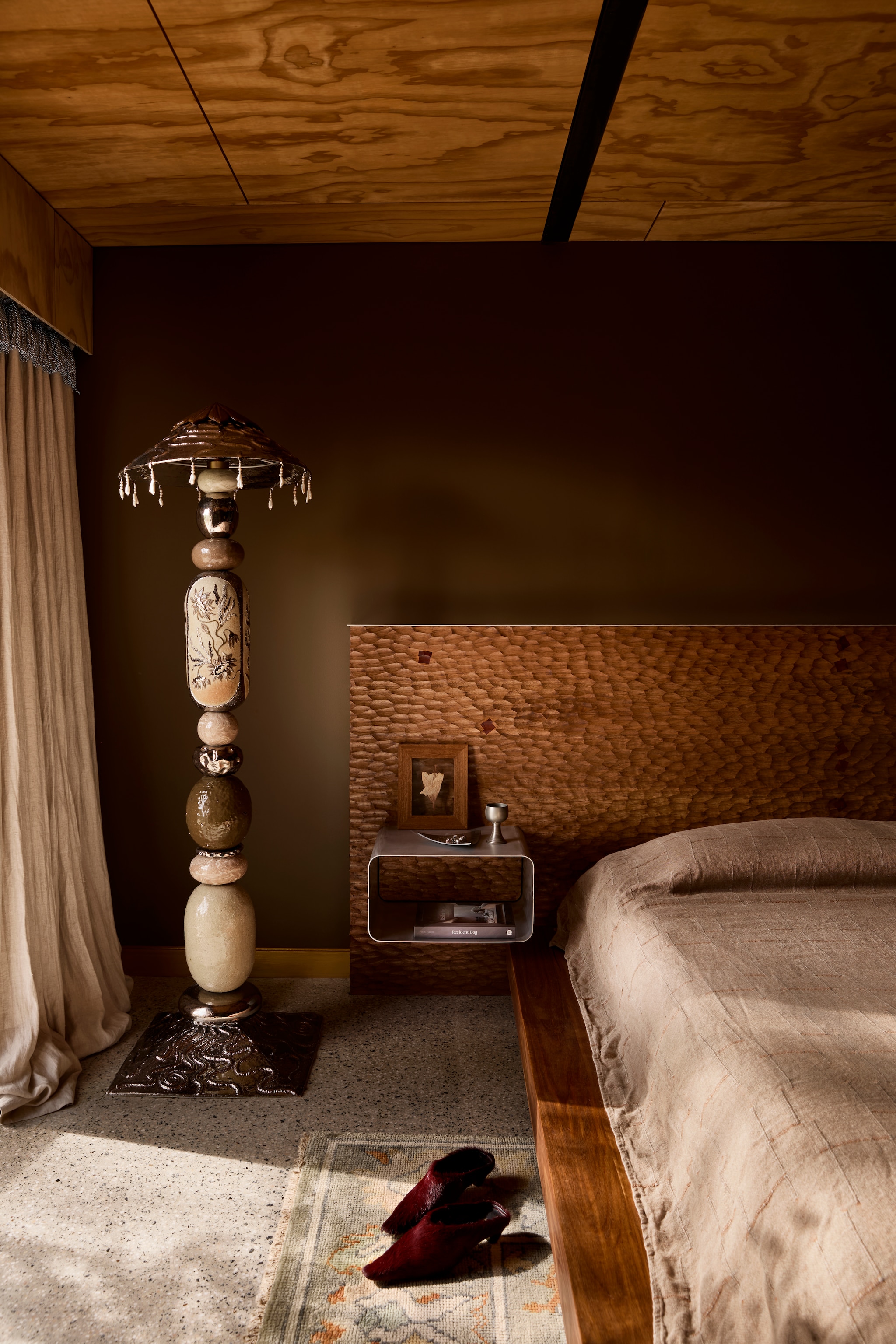 Muurkleur Nature Trail van Dulux. Vloerlamp Flow State van Tantri Mustika. Hoofdeinde Where Dreams Subside van Studio Shields. Dekbedovertrek Palermo Caramel van L&m Home. Vintage Turks vloerkleed. vtwonen Trendspecial 2026 | fotografie Martina Gemmola