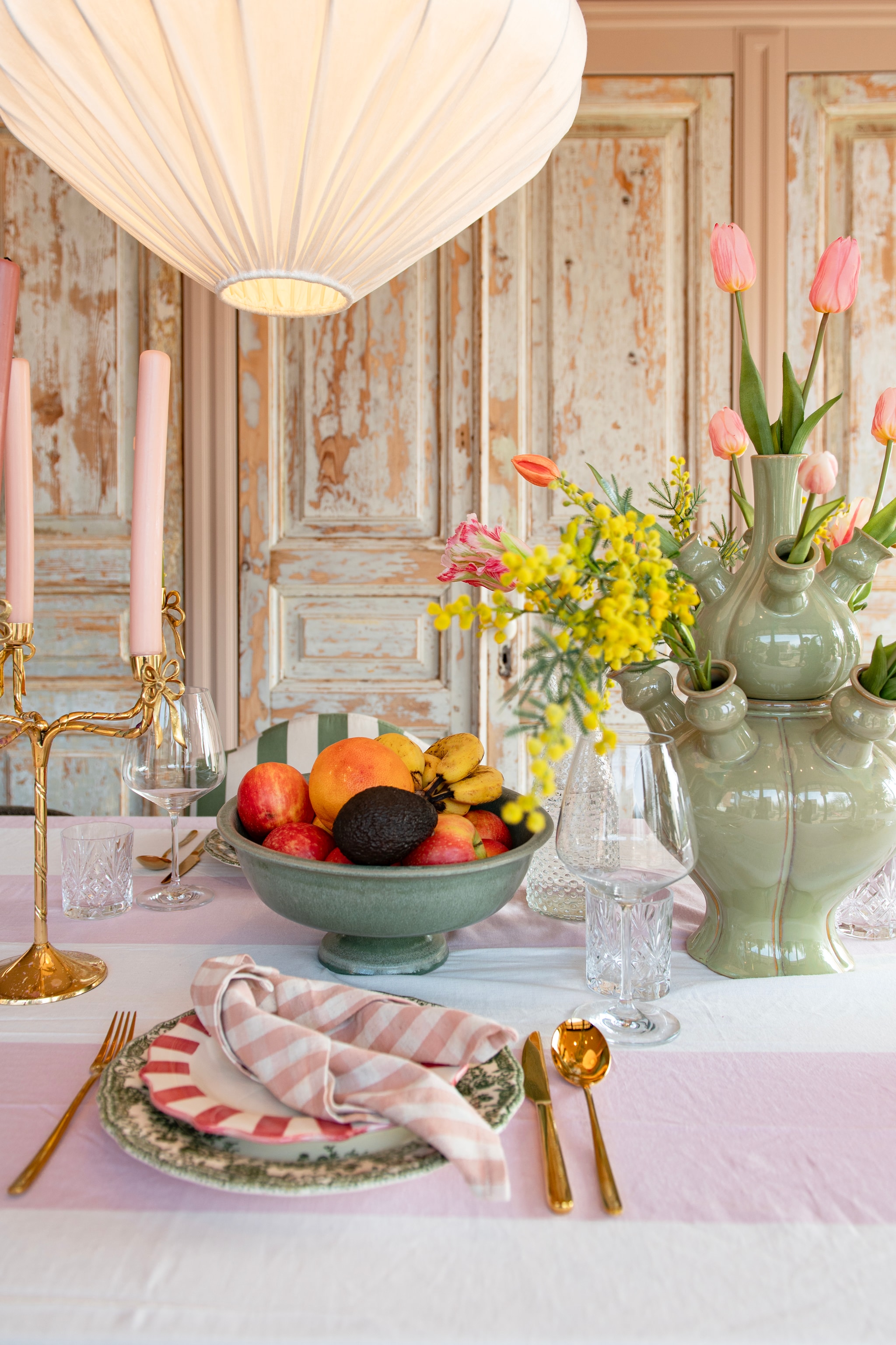 Vaas tuincentrum Coppelmans. Fruitschaal en servetten H&M Home. Kandelaar Sissy-boy. Onderste bord Zara Home. Roze bord Anna+Nina. Bestek Westwing. Lamp Sézanne. vtwonen Special 03-2026 | fotografie Caroline Coehorst | productie De Binnenkijkers by Caroline