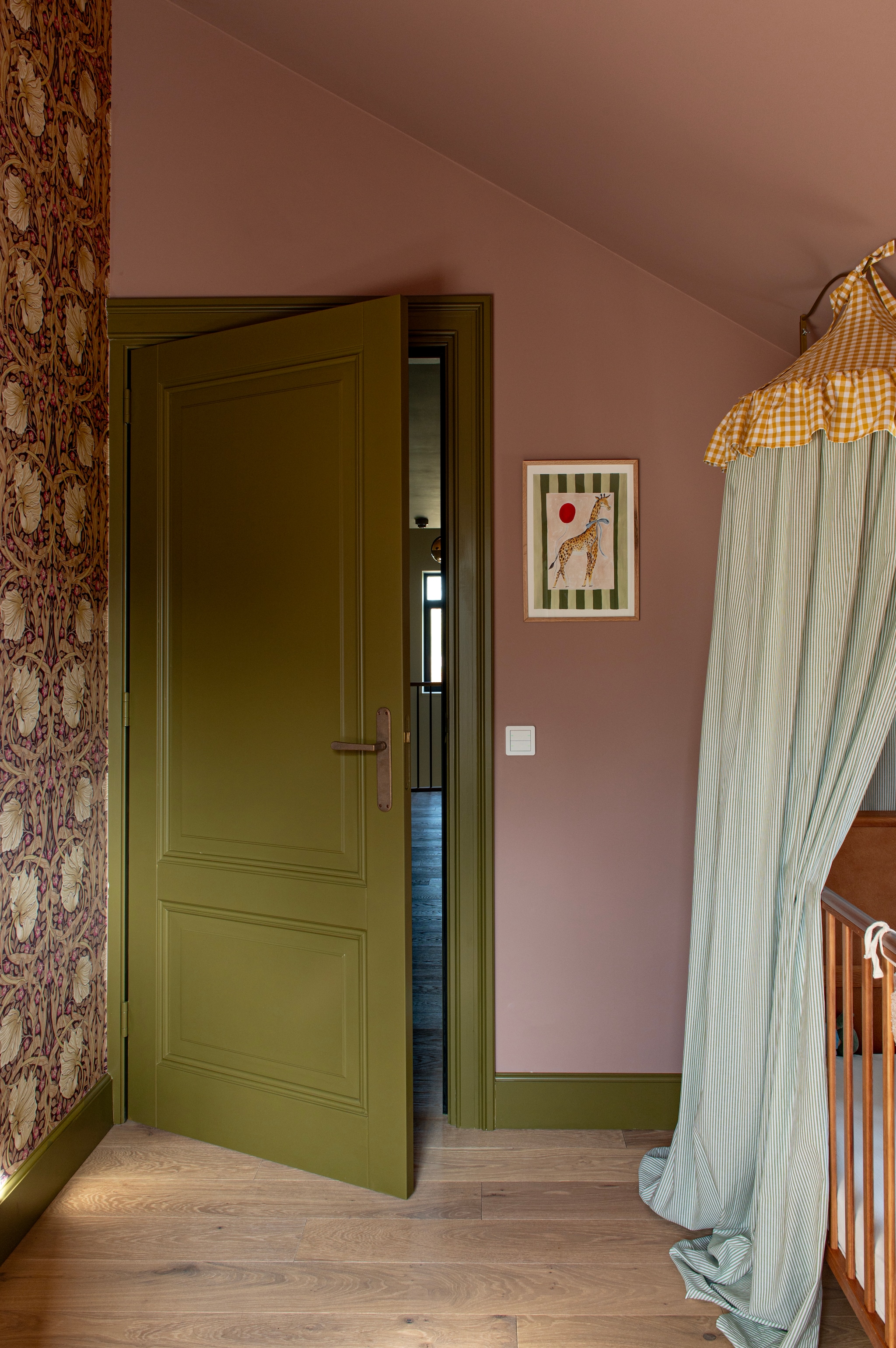 Behang Pimpernel van Morris & co. Muurverf Diamond Dust en kleur deur en plinten Hunter van Lab Paint. Bedhemel via Etsy. vtwonen Special 03-2026 | fotografie Caroline Coehorst | productie De Binnenkijkers by Caroline