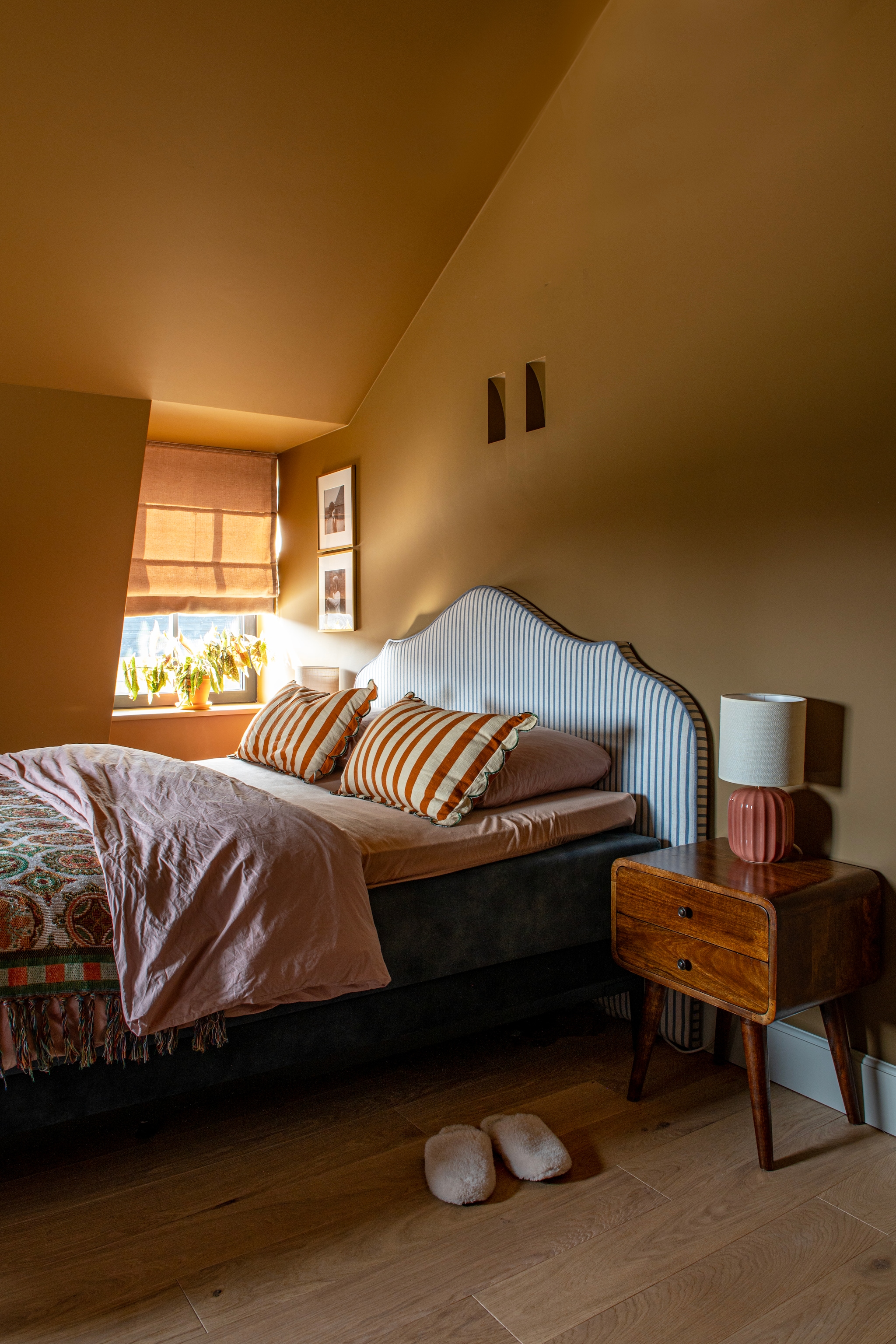 Lamp Sézane. Nachtkastje vintage. Hoofdeind Jotex. Sprei Sissy-boy. Kussens Loods 5. Dekbed Zara Home. Muurkleur Warm Tan van Lab Paint. vtwonen Special 03-2026 | fotografie Caroline Coehorst | productie De Binnenkijkers by Caroline
