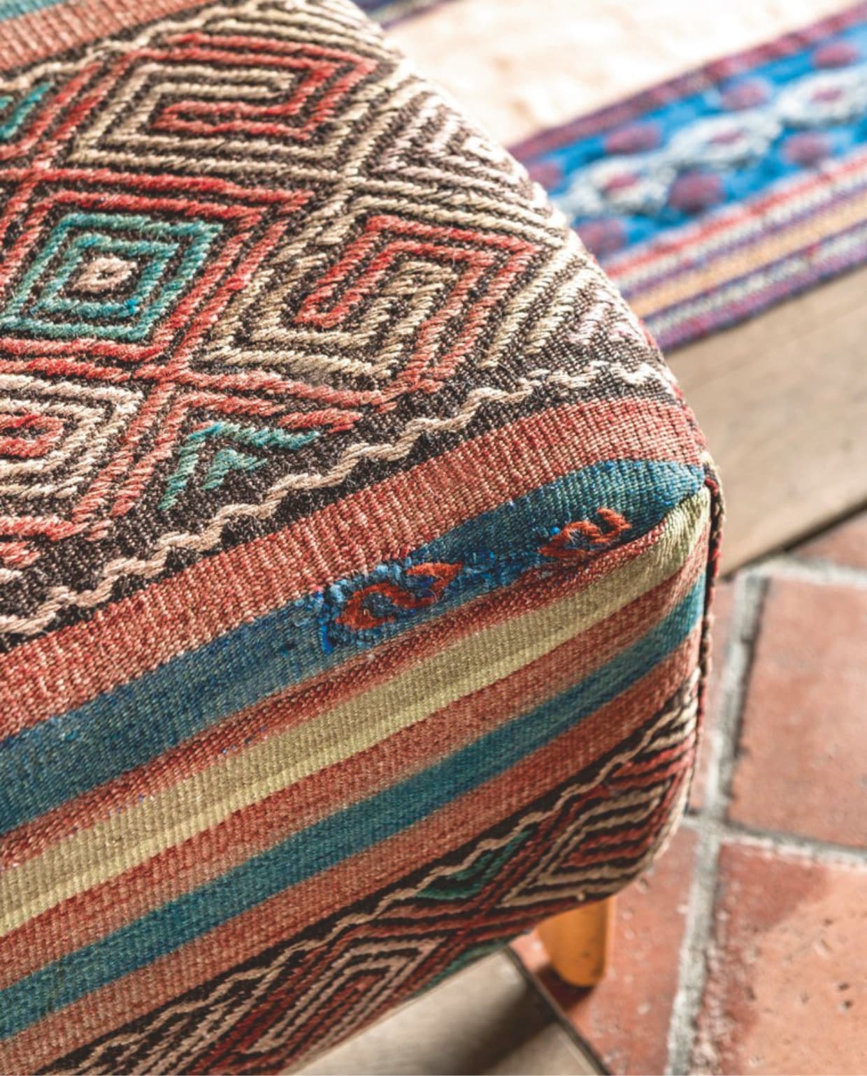 De stoelen en poefs zijn bekleed met oude kelims die online zijn besteld. vtwonen Landelijk 05-2026 | productie Tabs & Baths | fotografie Claude Smekens