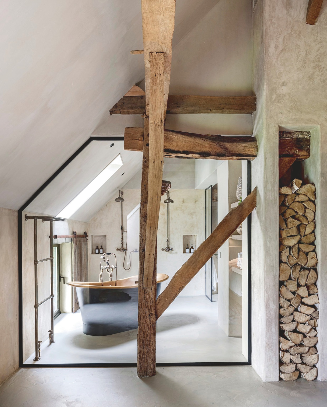 Tadelakt aangebracht door Wendy Schoenaker Decorateurs. vtwonen Landelijk 05-2026 | productie Tabs & Baths | fotografie Claude Smekens