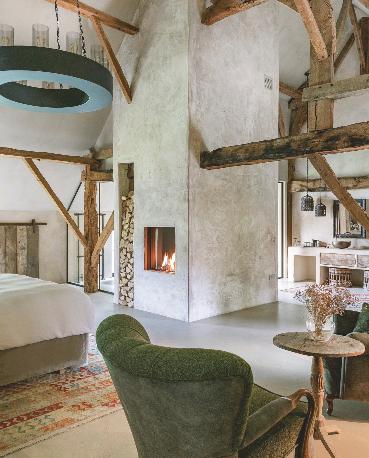 De bovenverdieping werd in drie zones verdeeld voor slapen, baden en aankleden. vtwonen Landelijk 05-2026 | productie Tabs & Baths | fotografie Claude Smekens