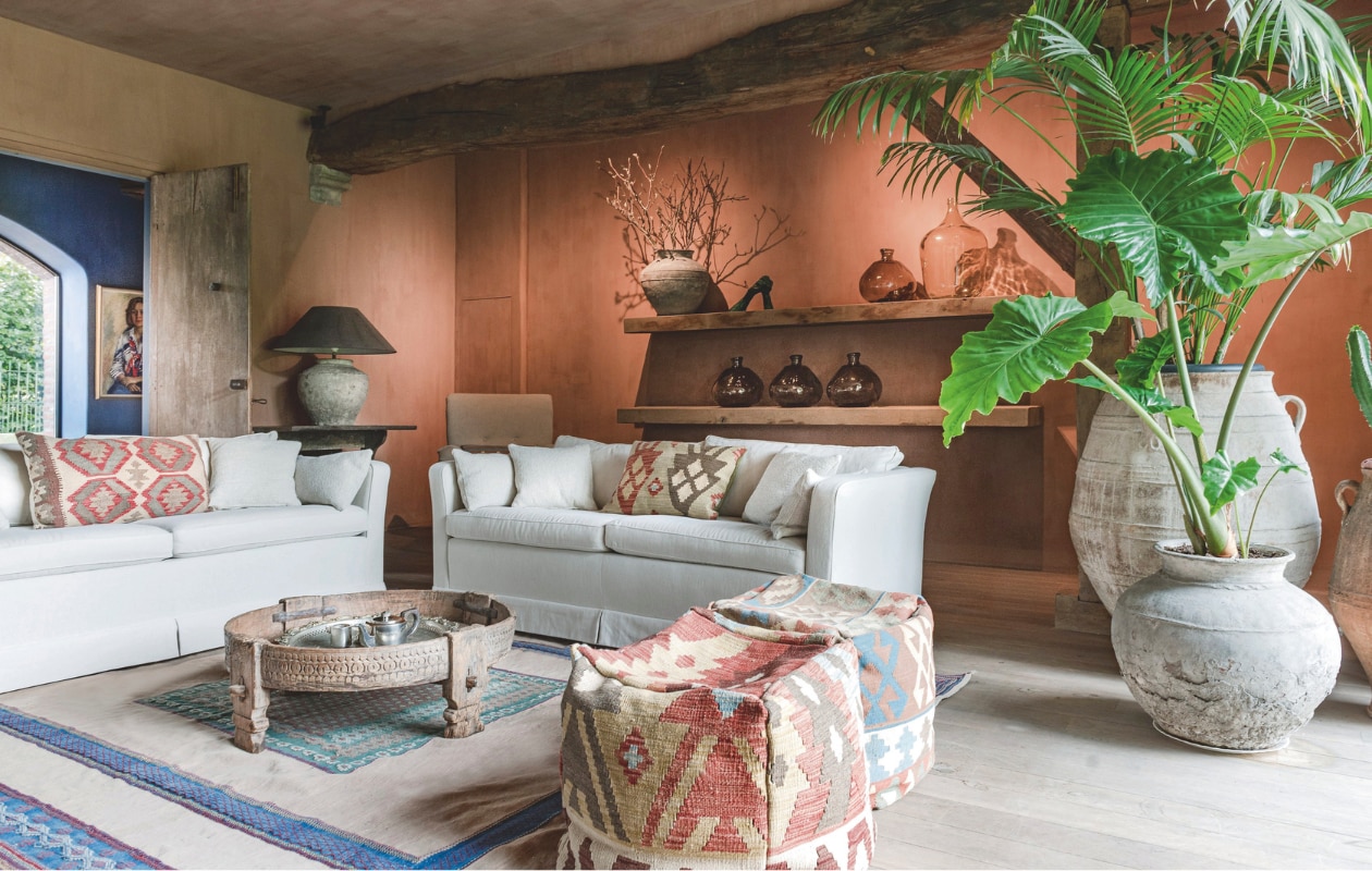 De zitmeubels in de woonkamer waren oud, maar werden opnieuw gestoffeerd. Zo kunnen ze weer heel lang mee. Meubelstoffeerderij Creatief bekleedde alle poefs en kussens met oude kelims. vtwonen Landelijk 05-2026 | productie Tabs & Baths | fotografie Claude Smekens