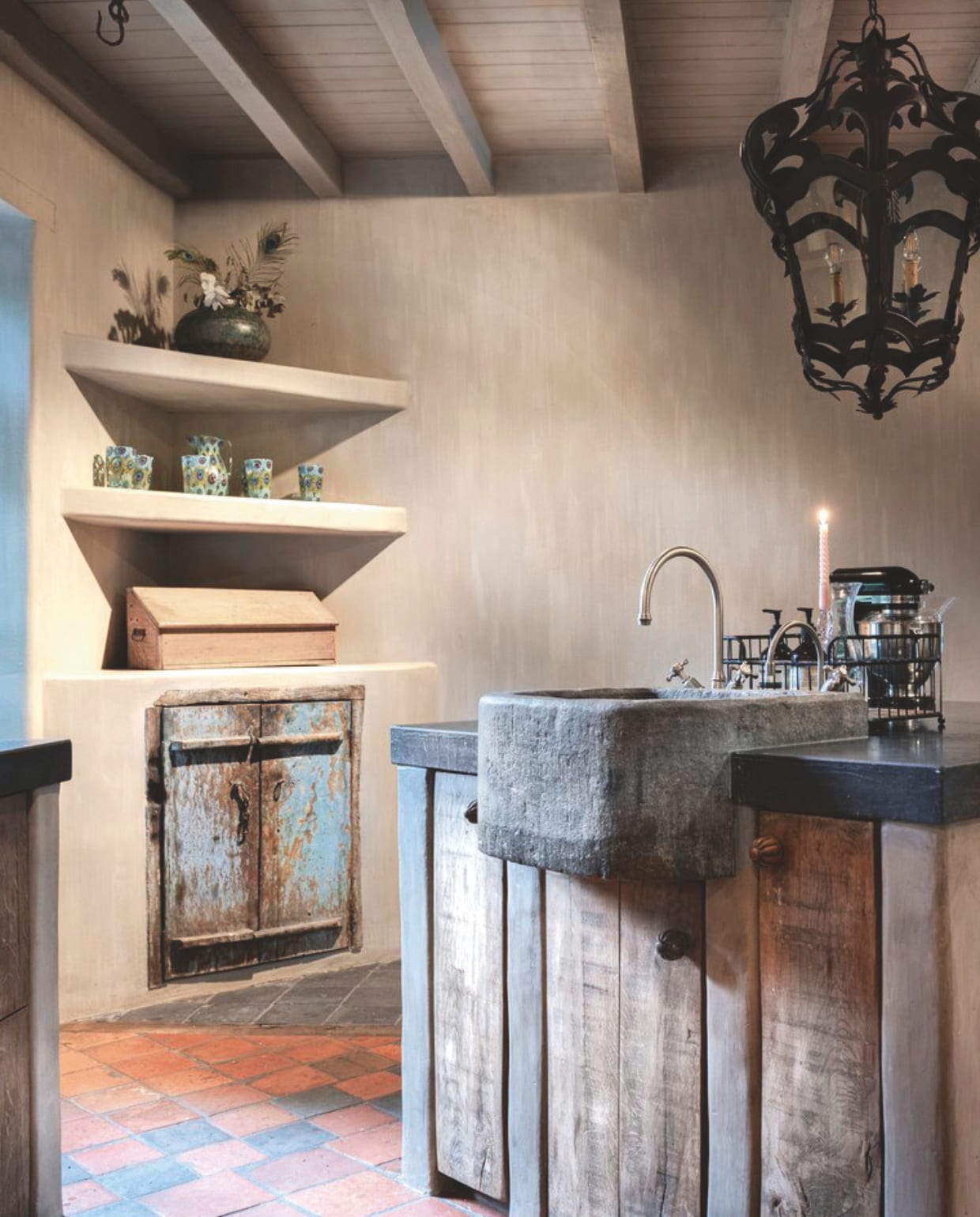 De zoektocht naar de oude arduinen wasbak in de keuken duurde lang. Die lag bij Burbri Antiek ergens buiten, onder een laag mos en sneeuw. vtwonen Landelijk 05-2026 | productie Tabs & Baths | fotografie Claude Smekens
