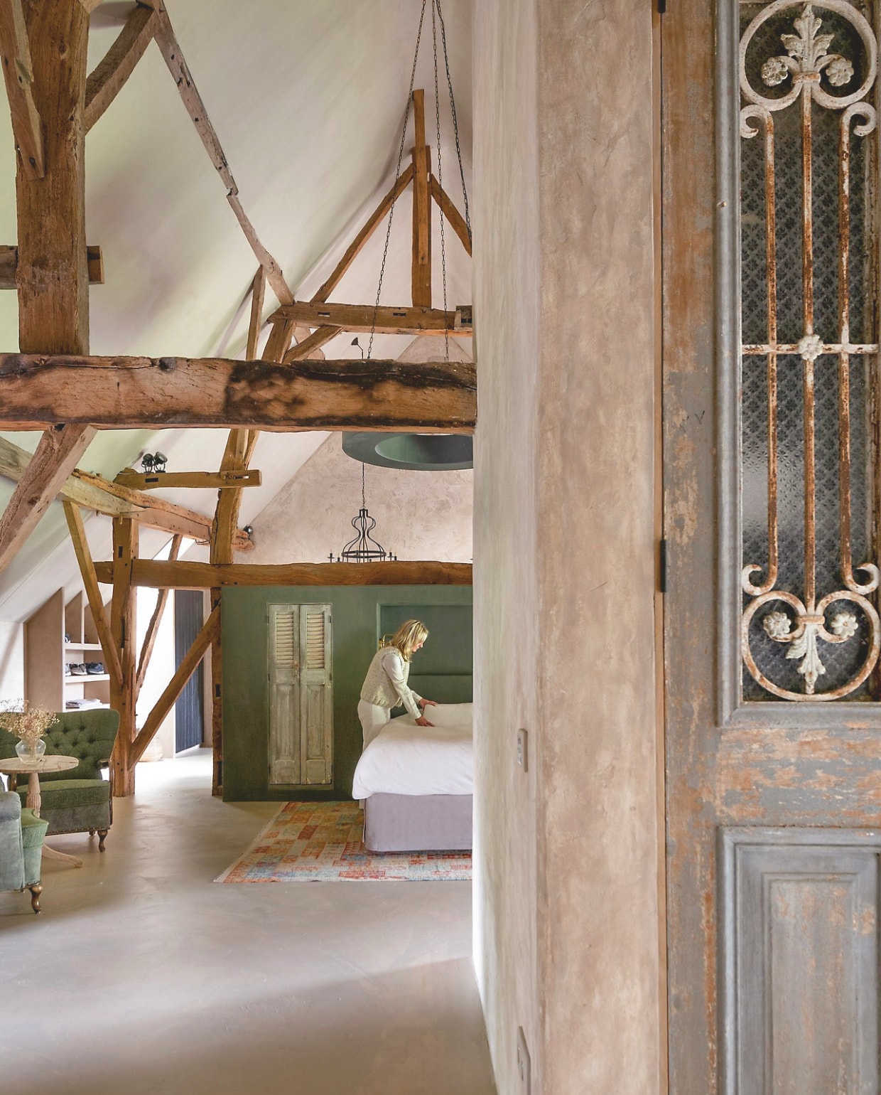 Het originele houten gebinte krijgt alle ruimte om te stralen, zonder schreeuwerig te worden. vtwonen Landelijk 05-2026 | productie Tabs & Baths | fotografie Claude Smekens